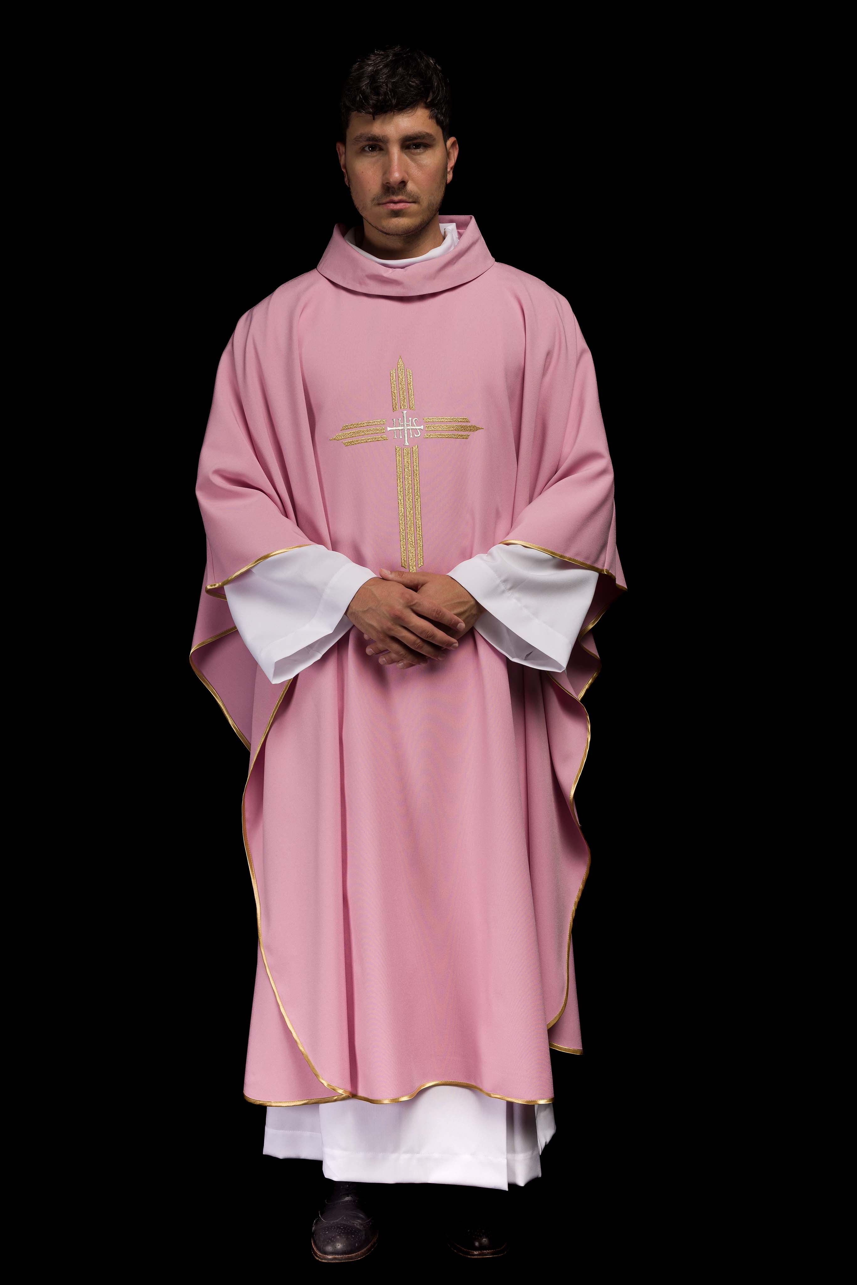 Casulla rosa con bordado Cruz IHS