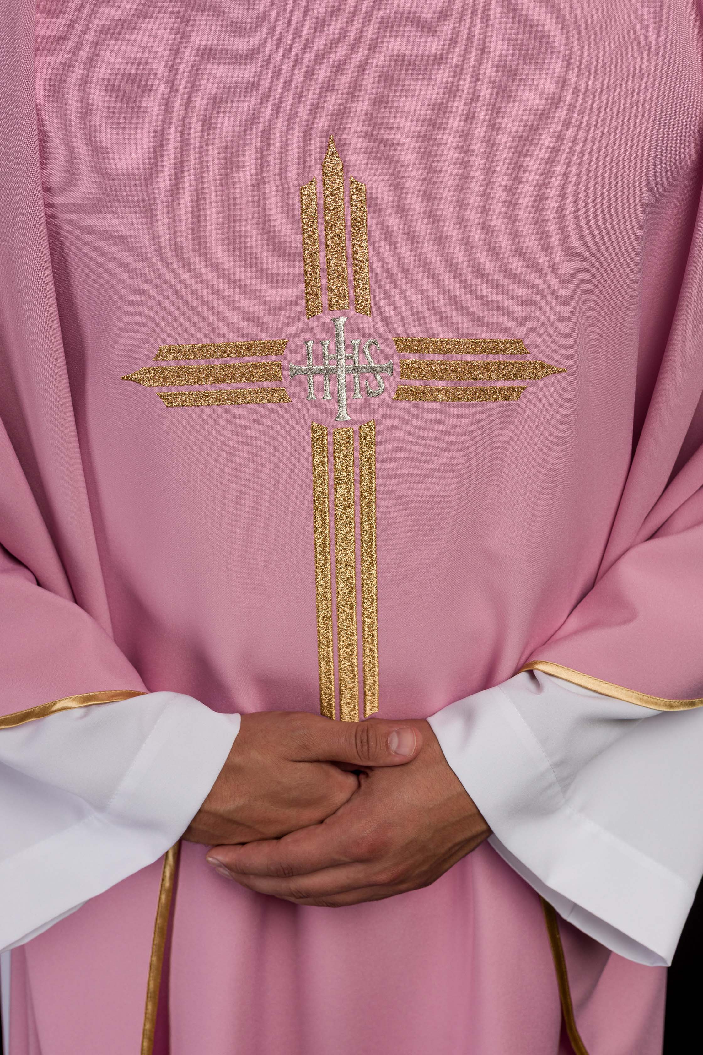 Casulla rosa con bordado Cruz IHS