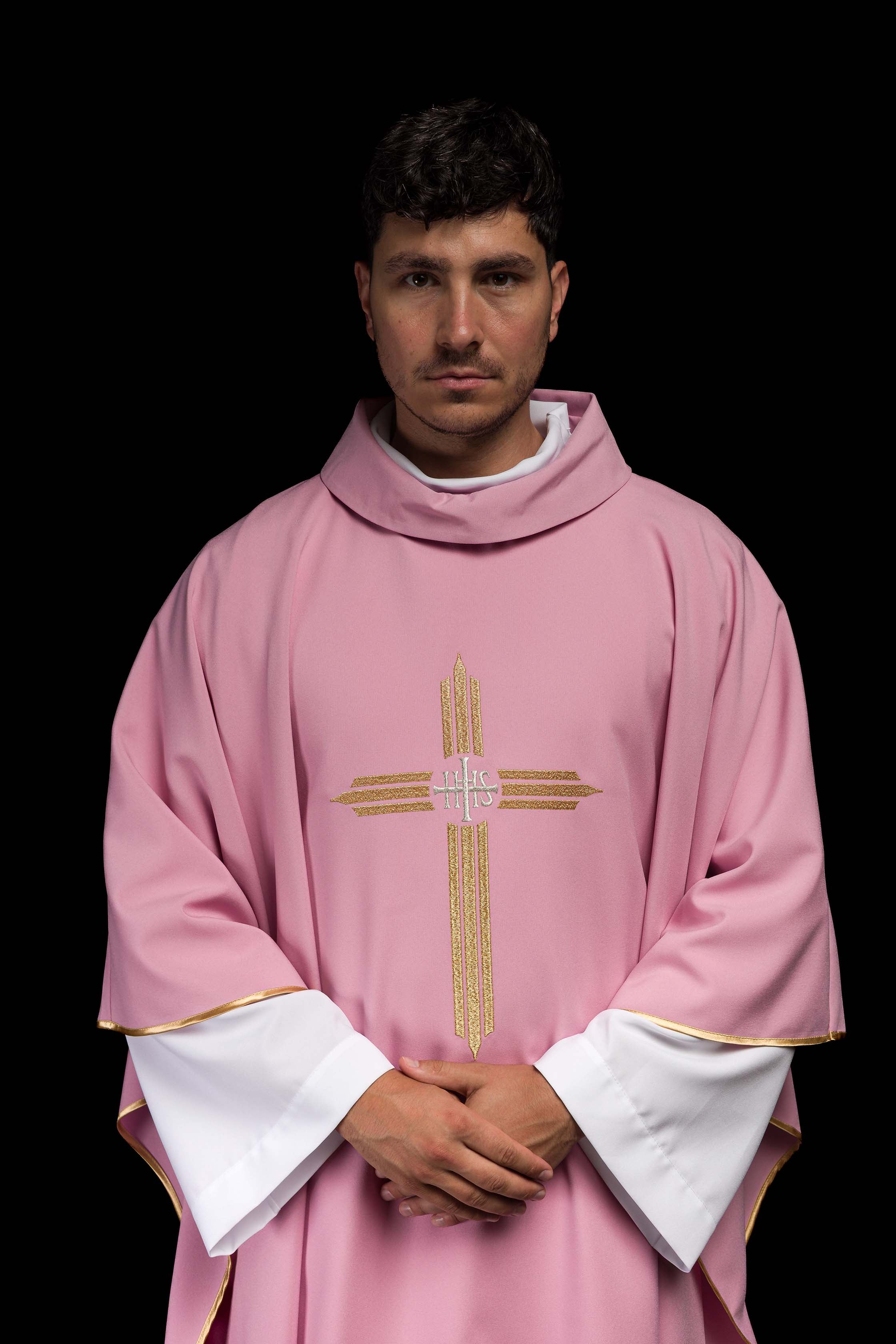 Casulla rosa con bordado Cruz IHS