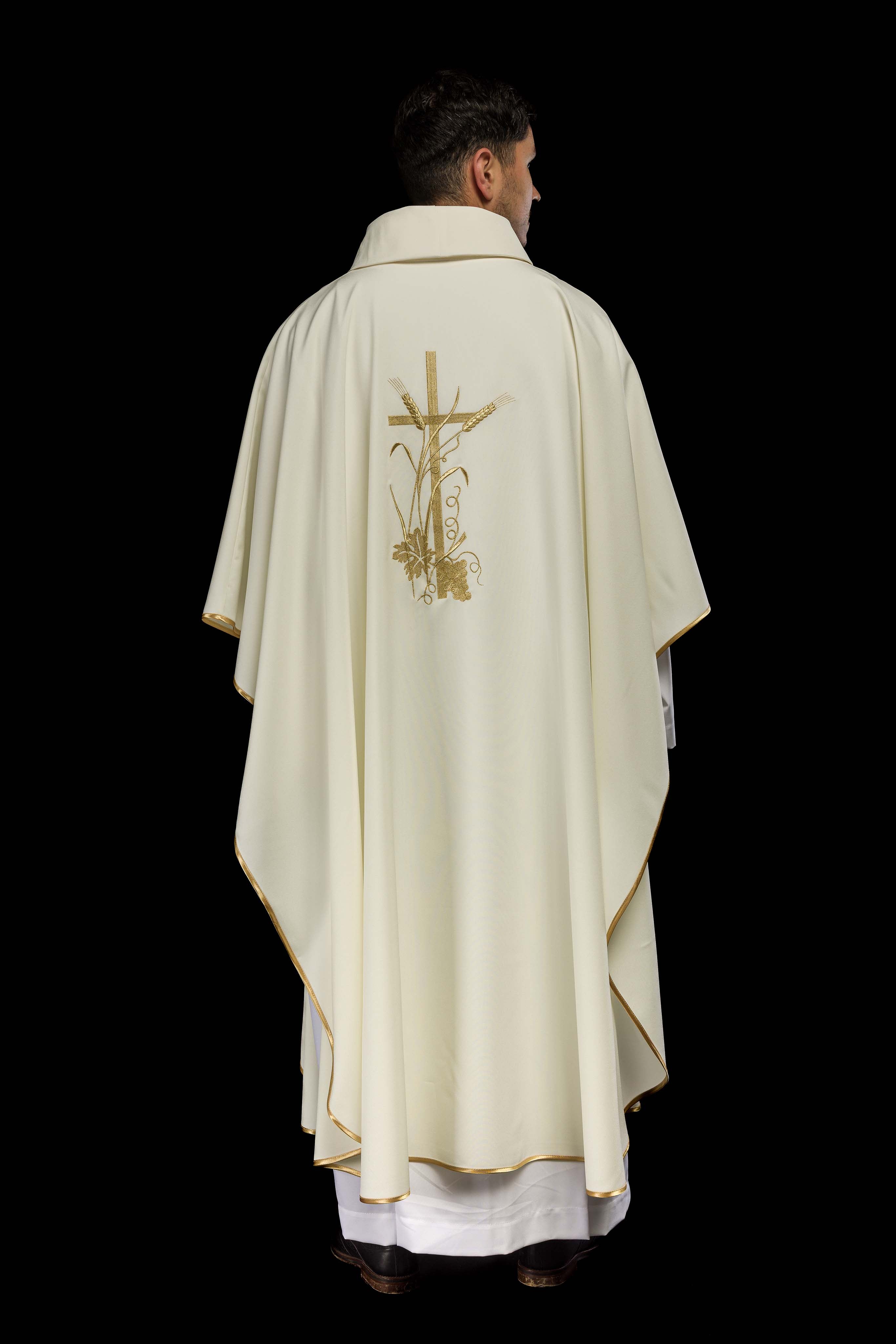 Casulla marfil con bordado dorado Cruz