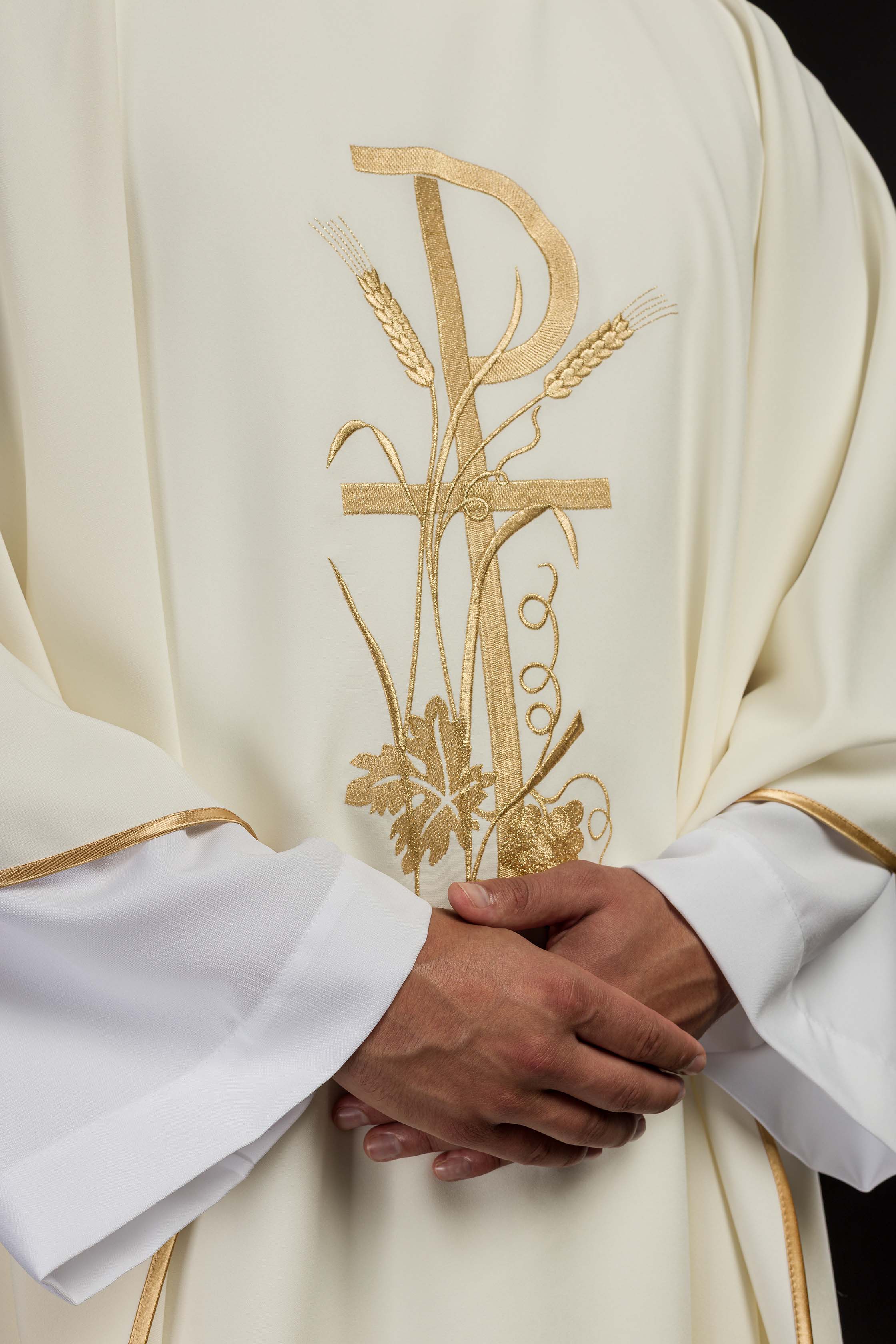 Casulla marfil con bordado dorado Cruz
