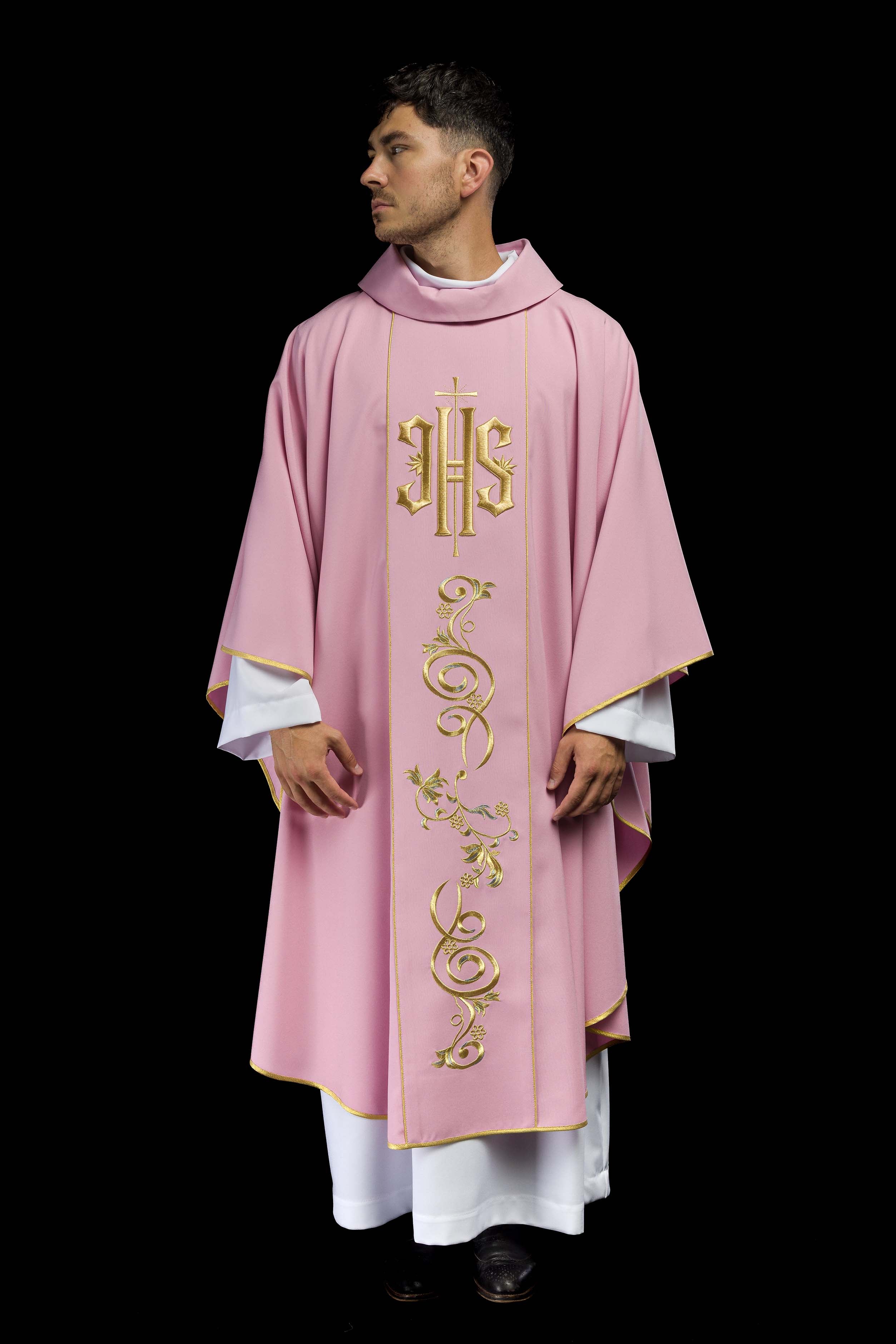 Casulla rosa con bordado dorado IHS y adorno floral