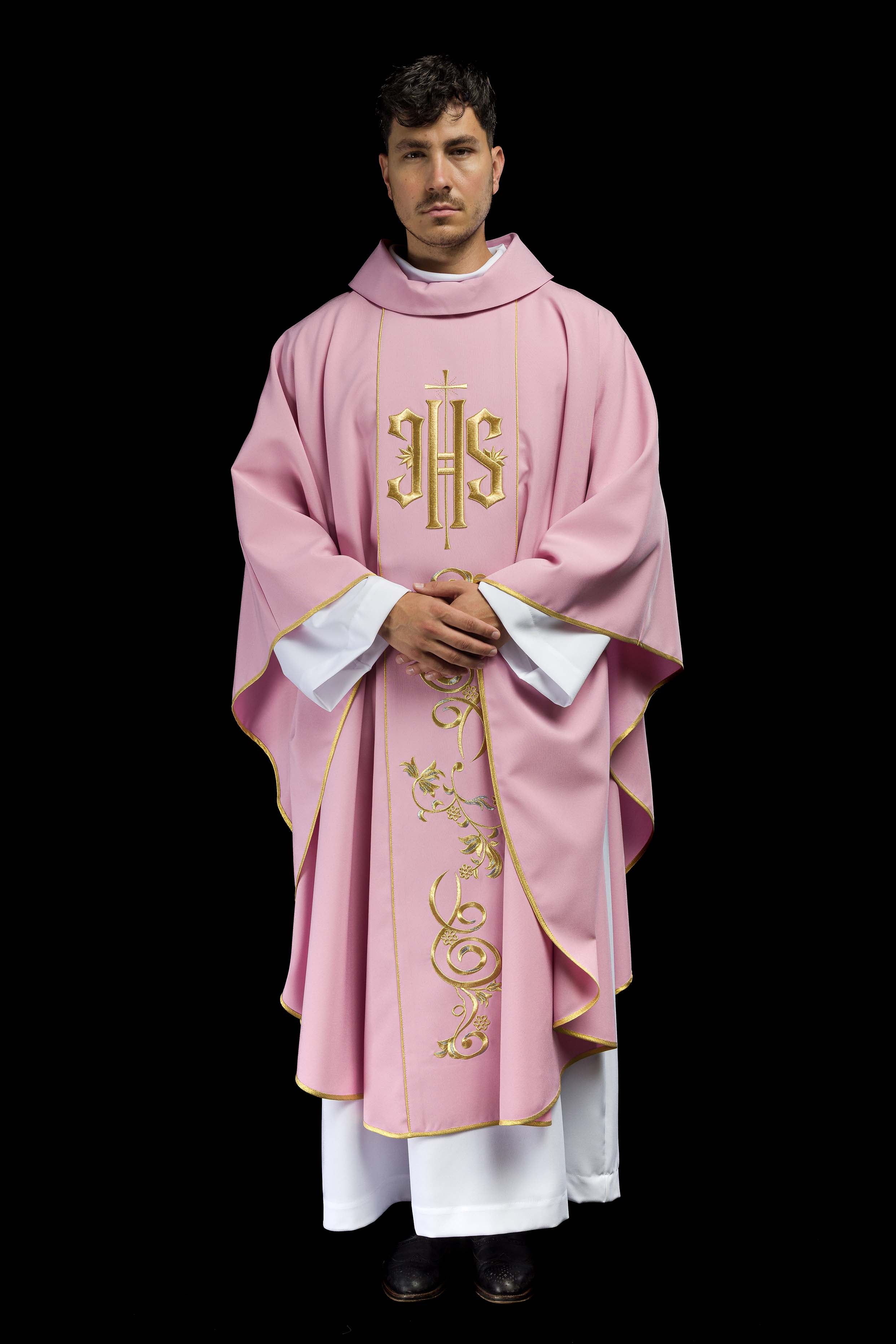 Casulla rosa con bordado dorado IHS y adorno floral