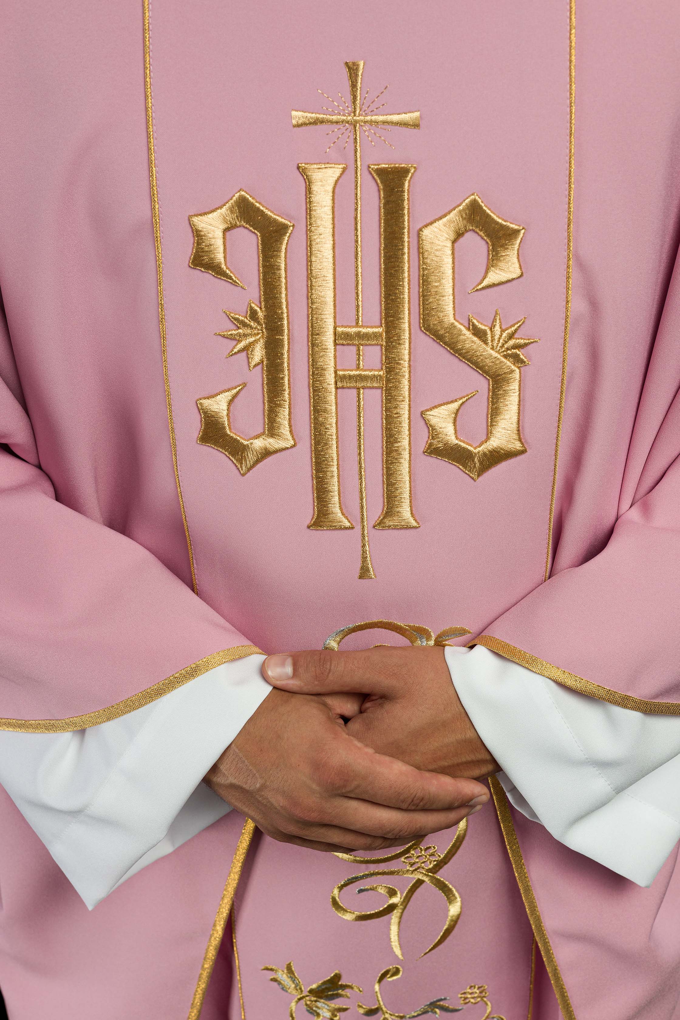 Casulla rosa con bordado dorado IHS y adorno floral