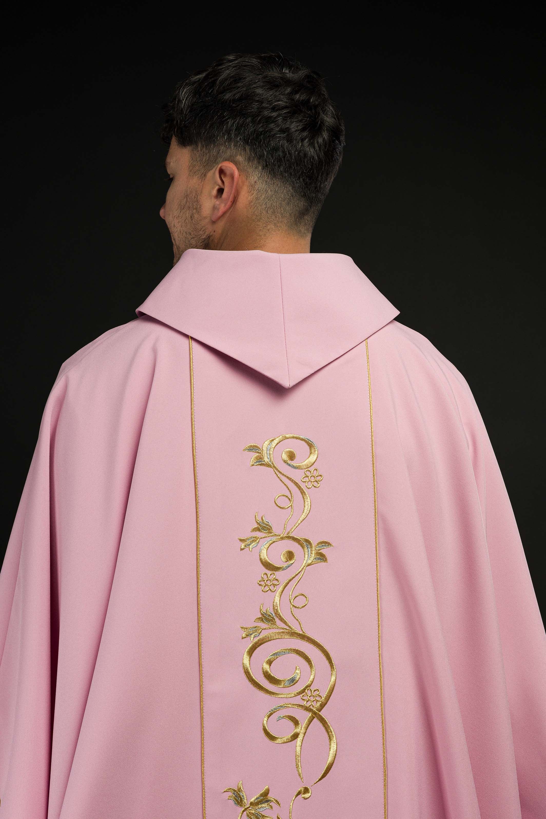 Casulla rosa con bordado dorado IHS y adorno floral