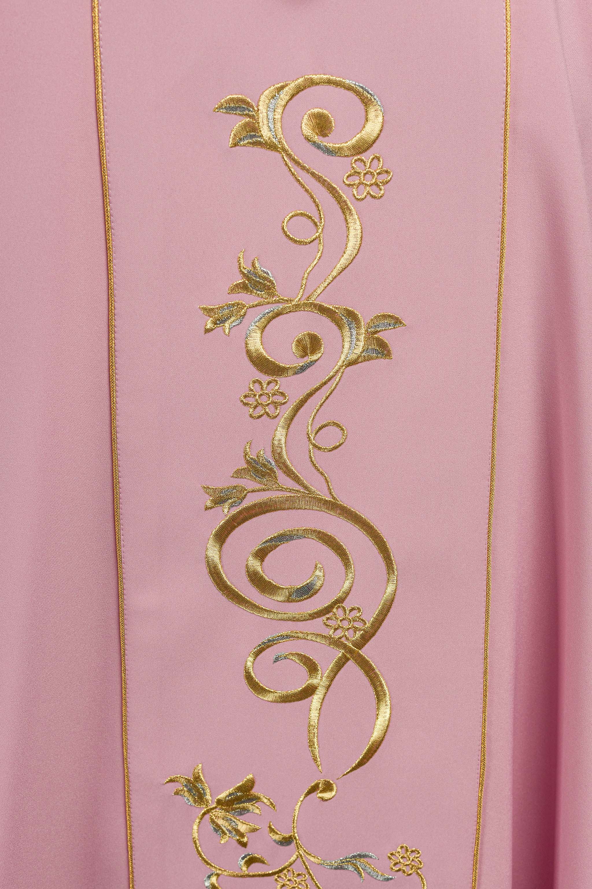 Casulla rosa con bordado dorado IHS y adorno floral