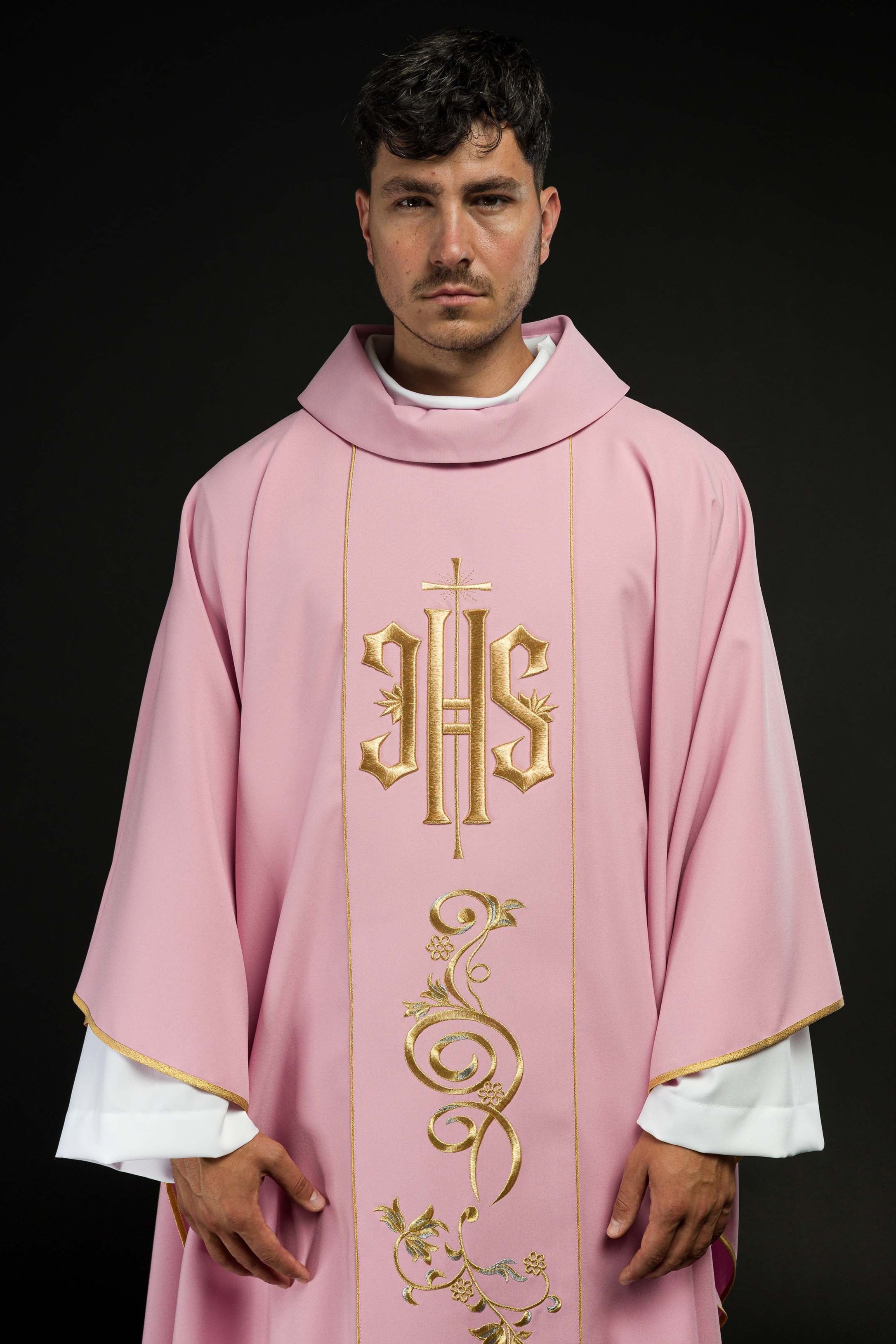 Casulla rosa con bordado dorado IHS y adorno floral