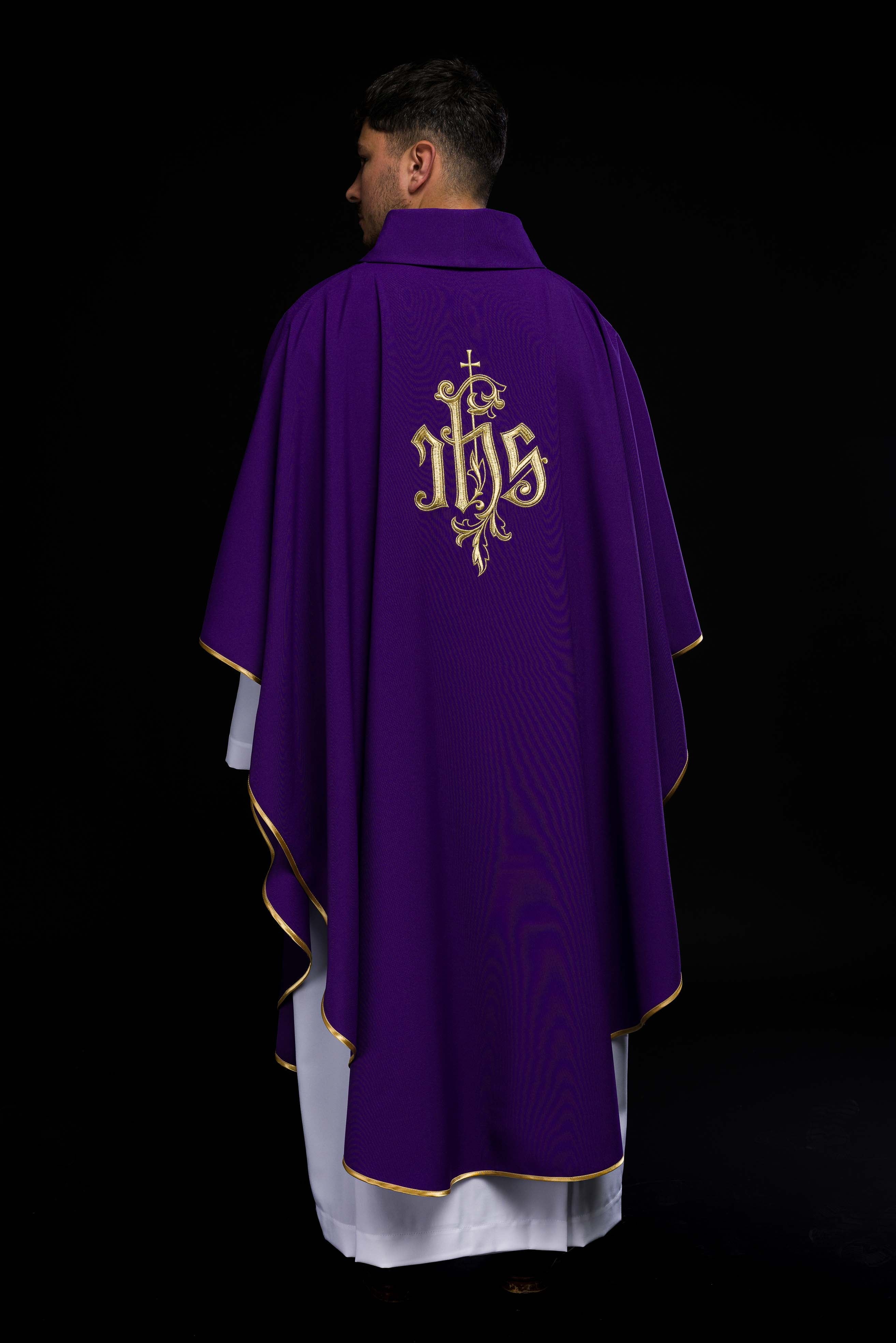 Casulla morada con bordado dorado IHS