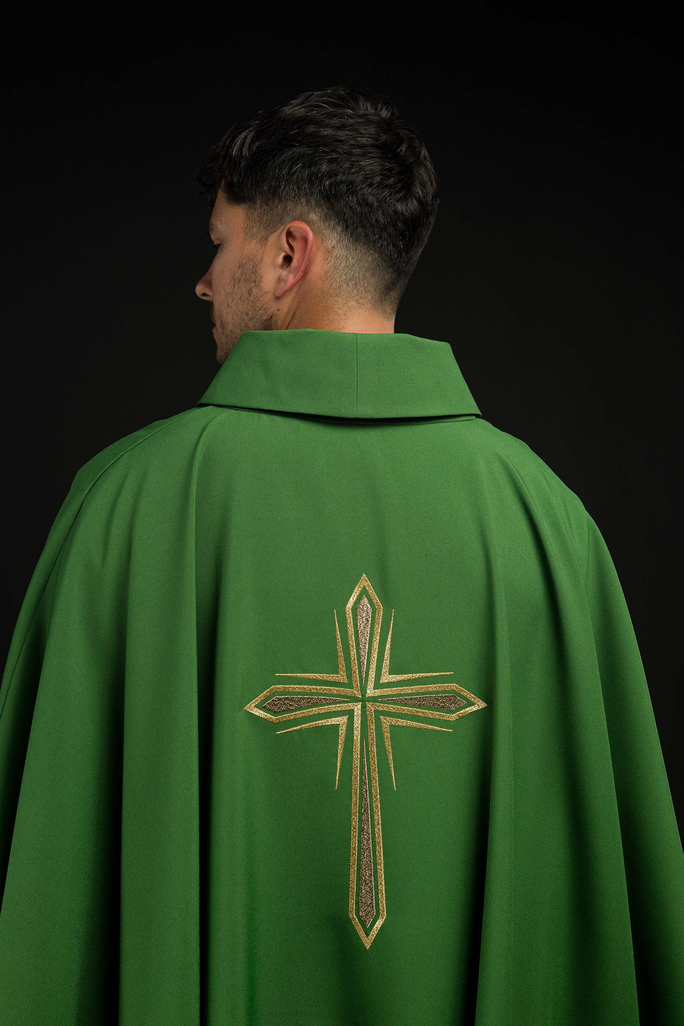 Casulla verde con bordado Cruz