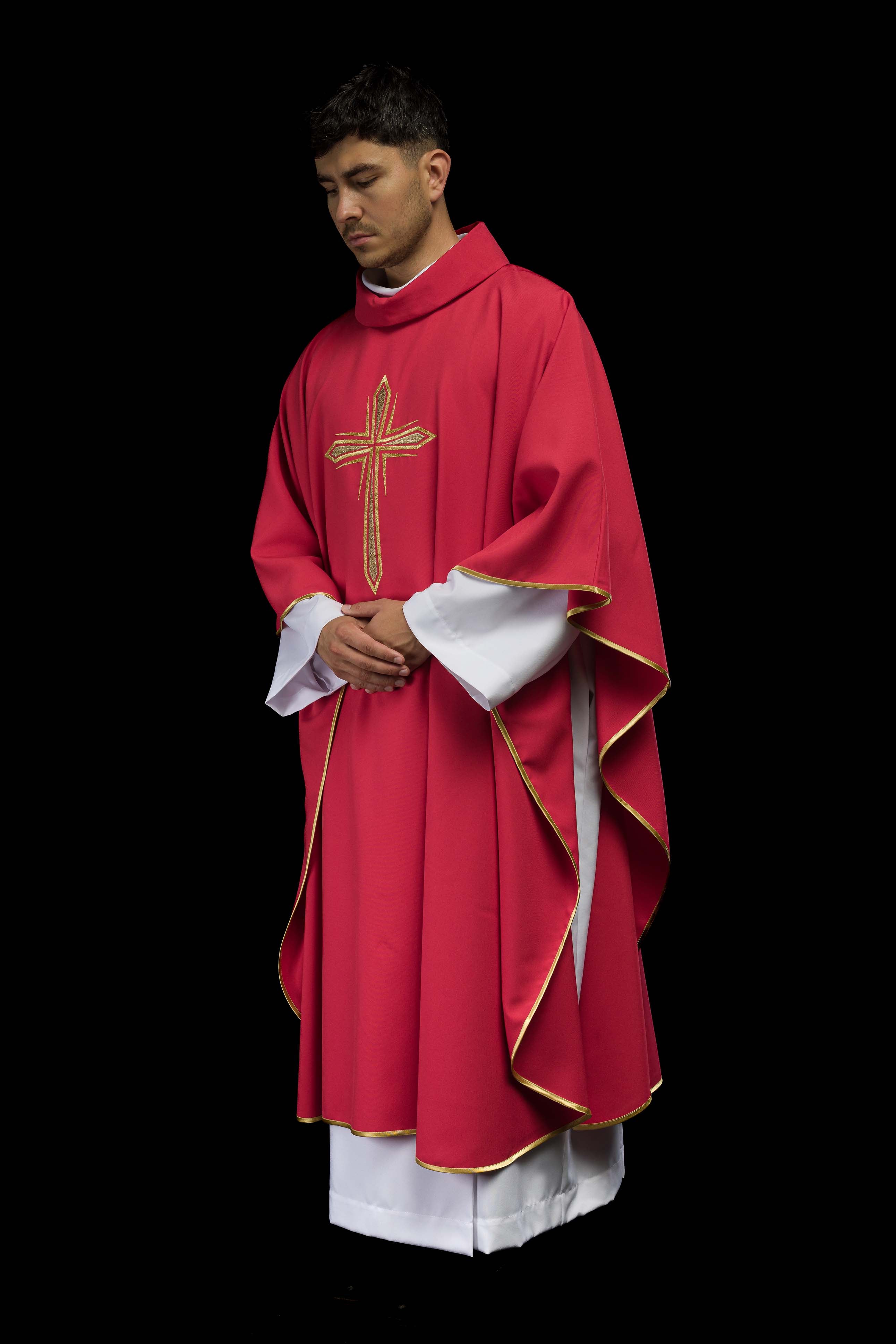 Casulla roja con bordado Cruz