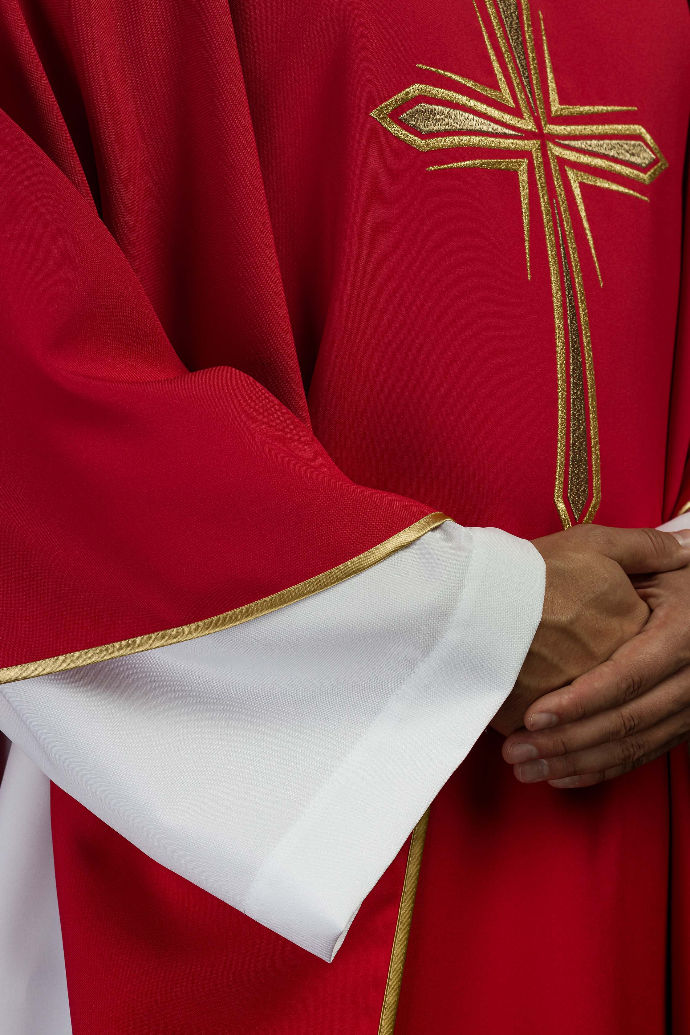 Casulla roja con bordado Cruz