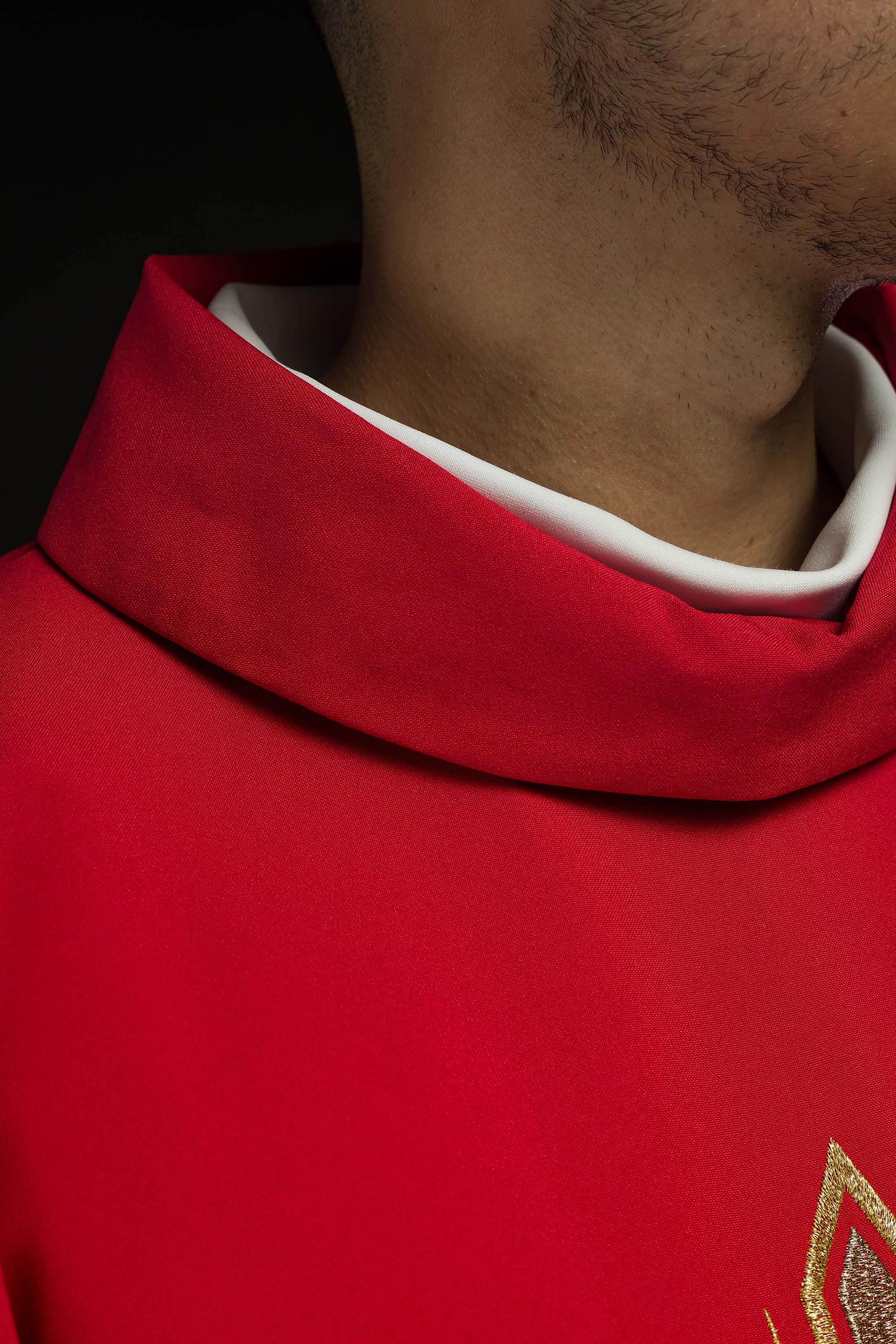 Casulla roja con bordado Cruz