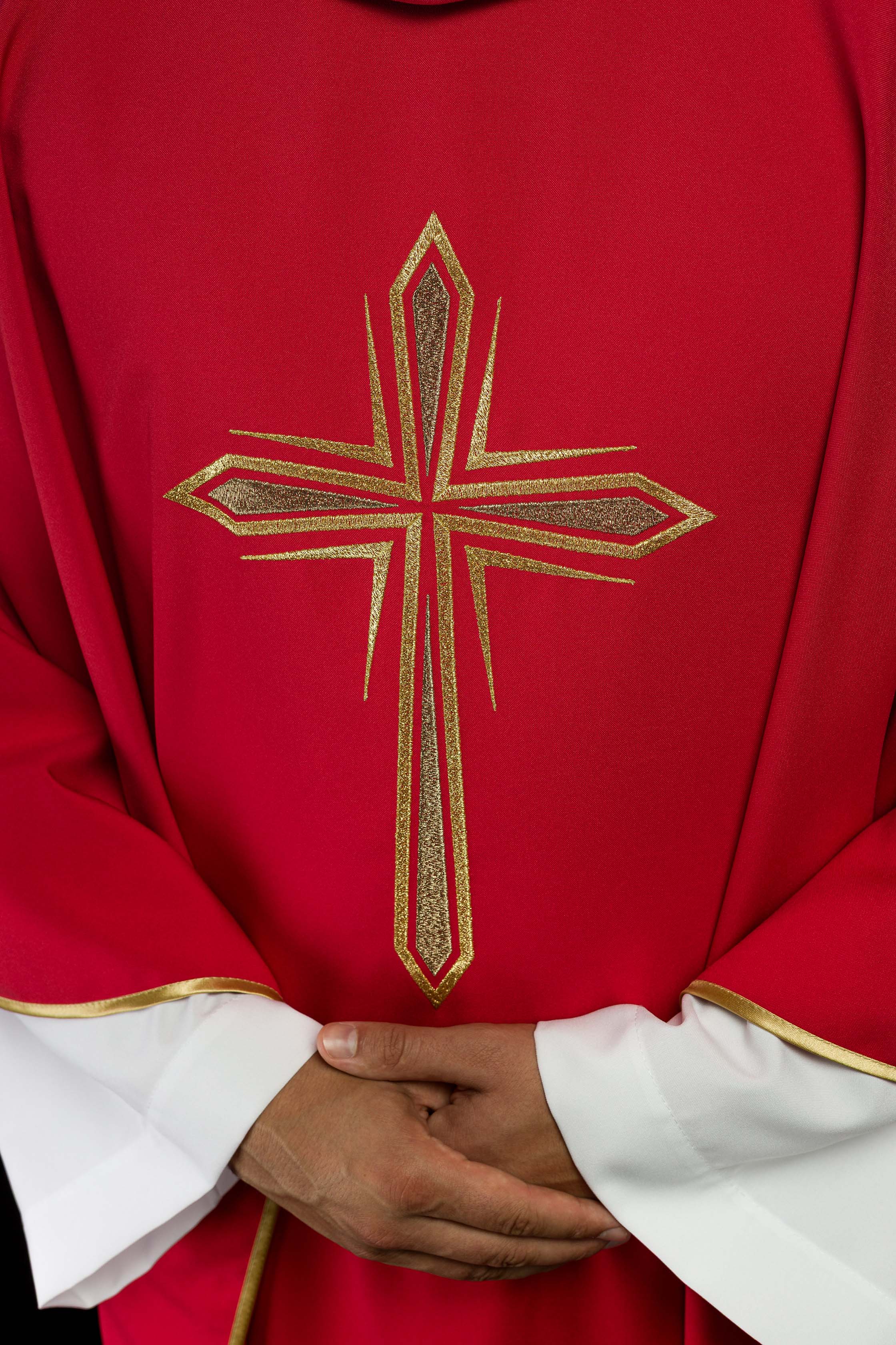Casulla roja con bordado Cruz
