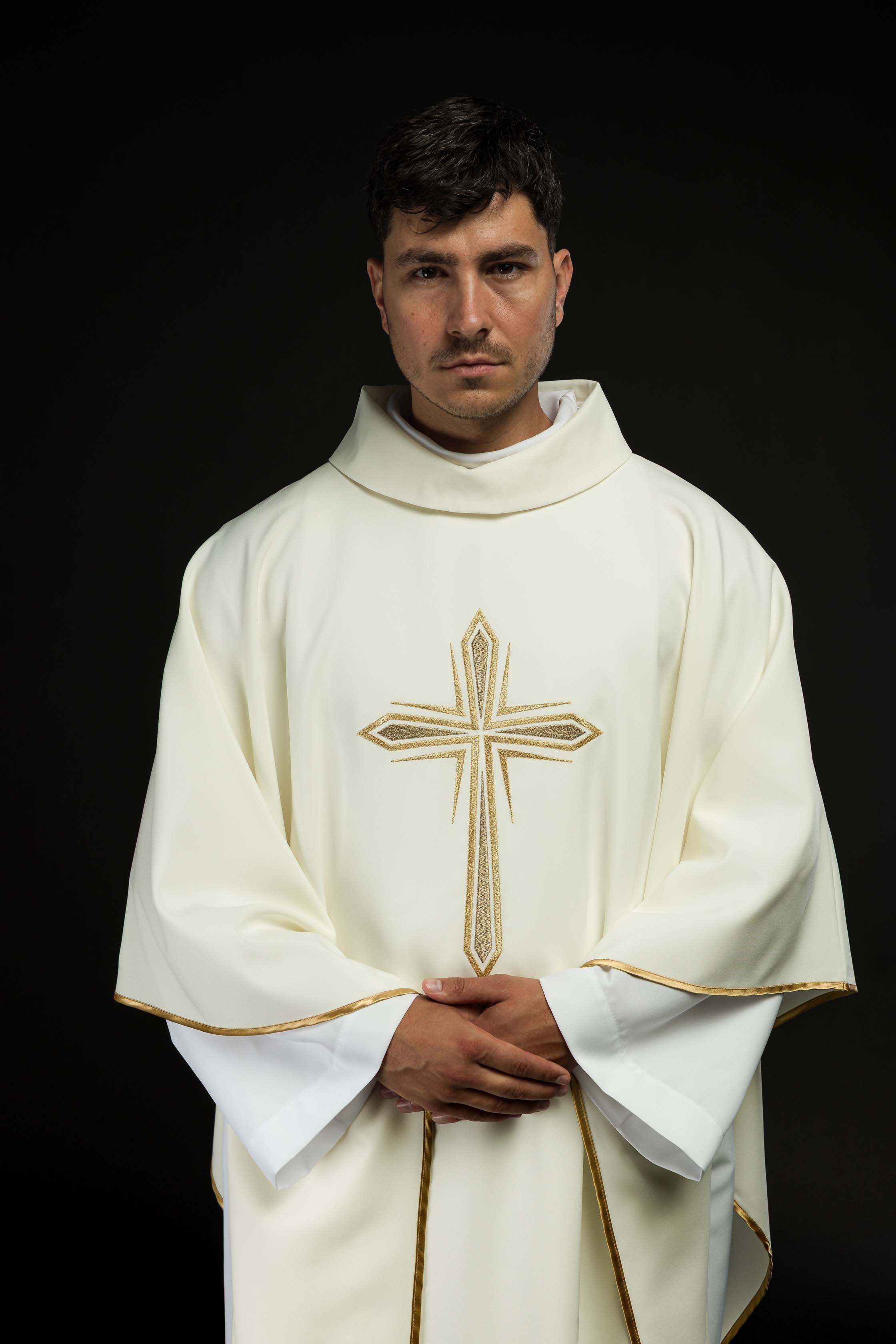 Casulla marfil con bordado Cruz