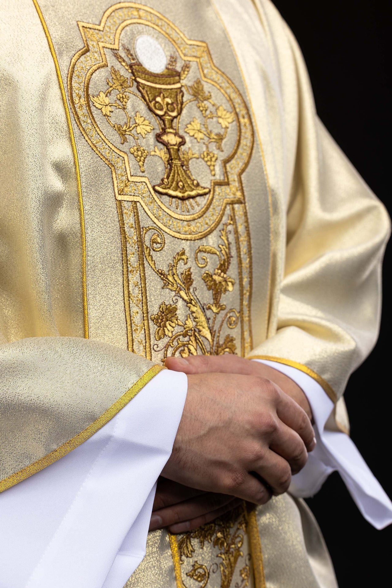 Ornat z haftem kielicha eucharystycznego w kolorze złotym - ORNATY.PL