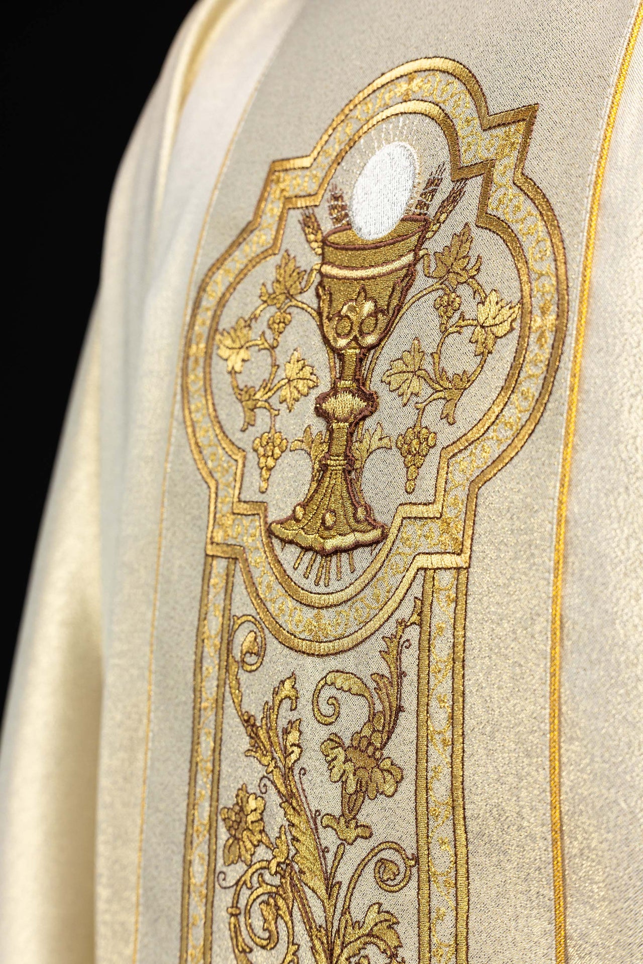 Ornat z haftem kielicha eucharystycznego w kolorze złotym - ORNATY.PL