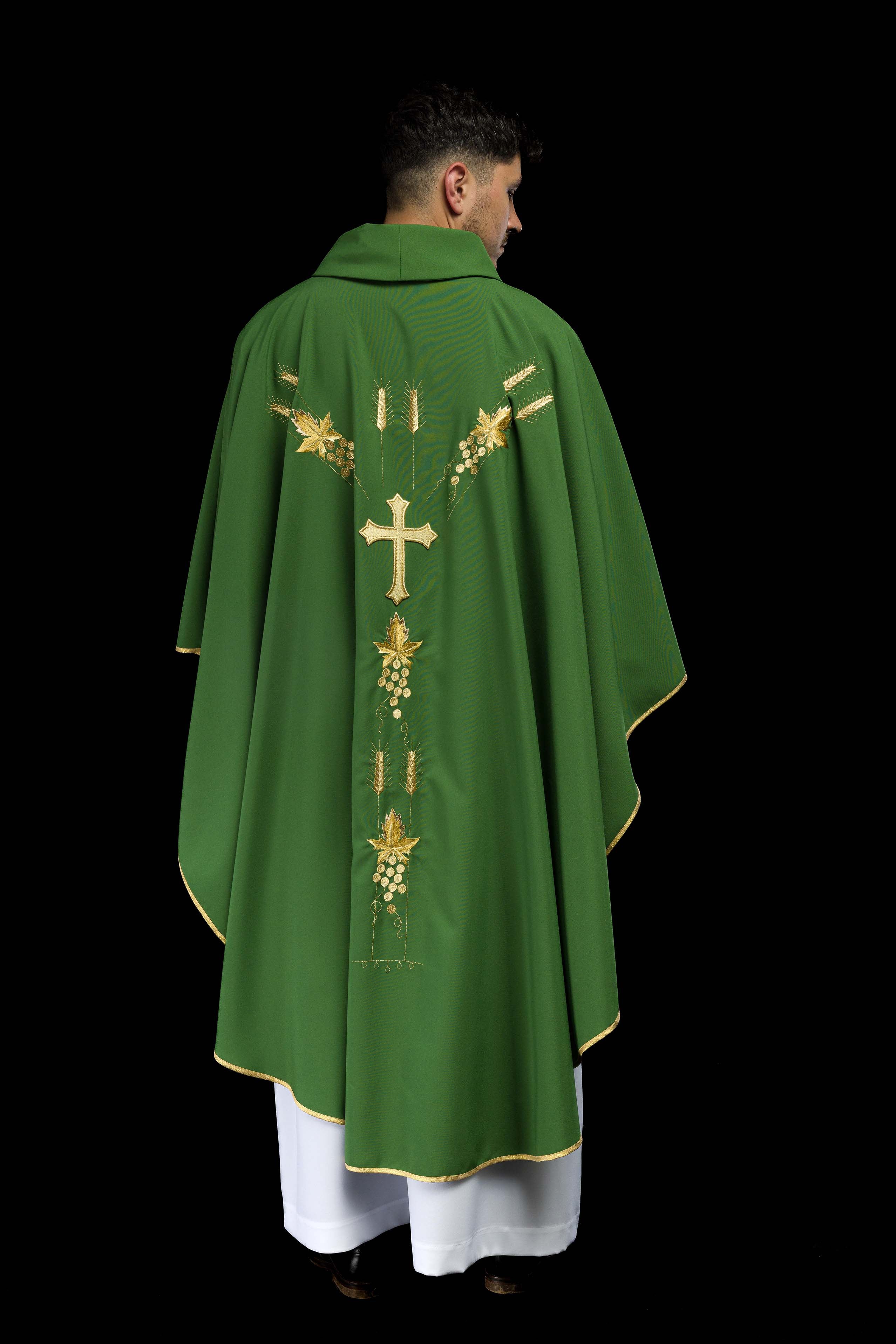 Casulla verde con bordado IHS y uvas