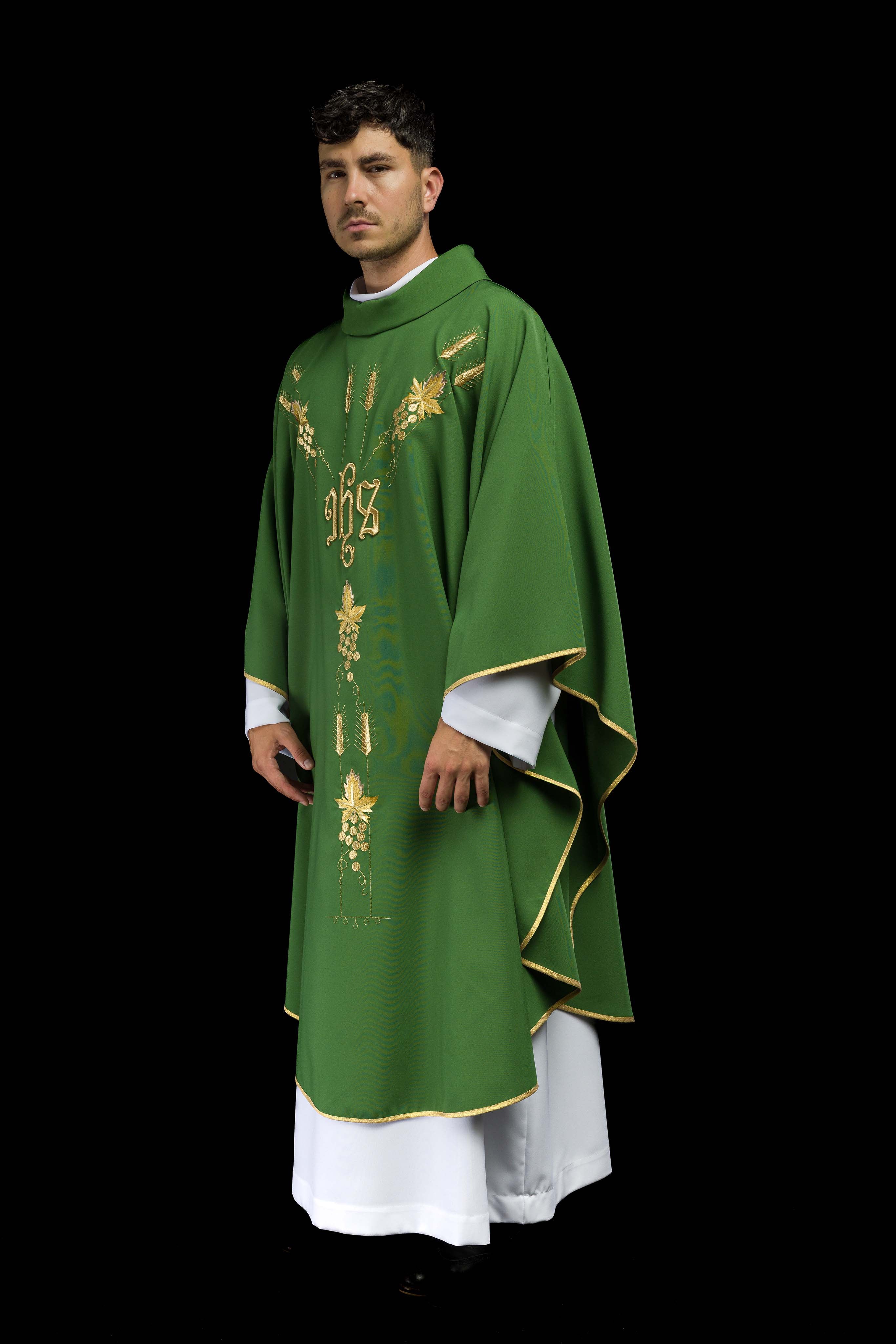 Casulla verde con bordado IHS y uvas