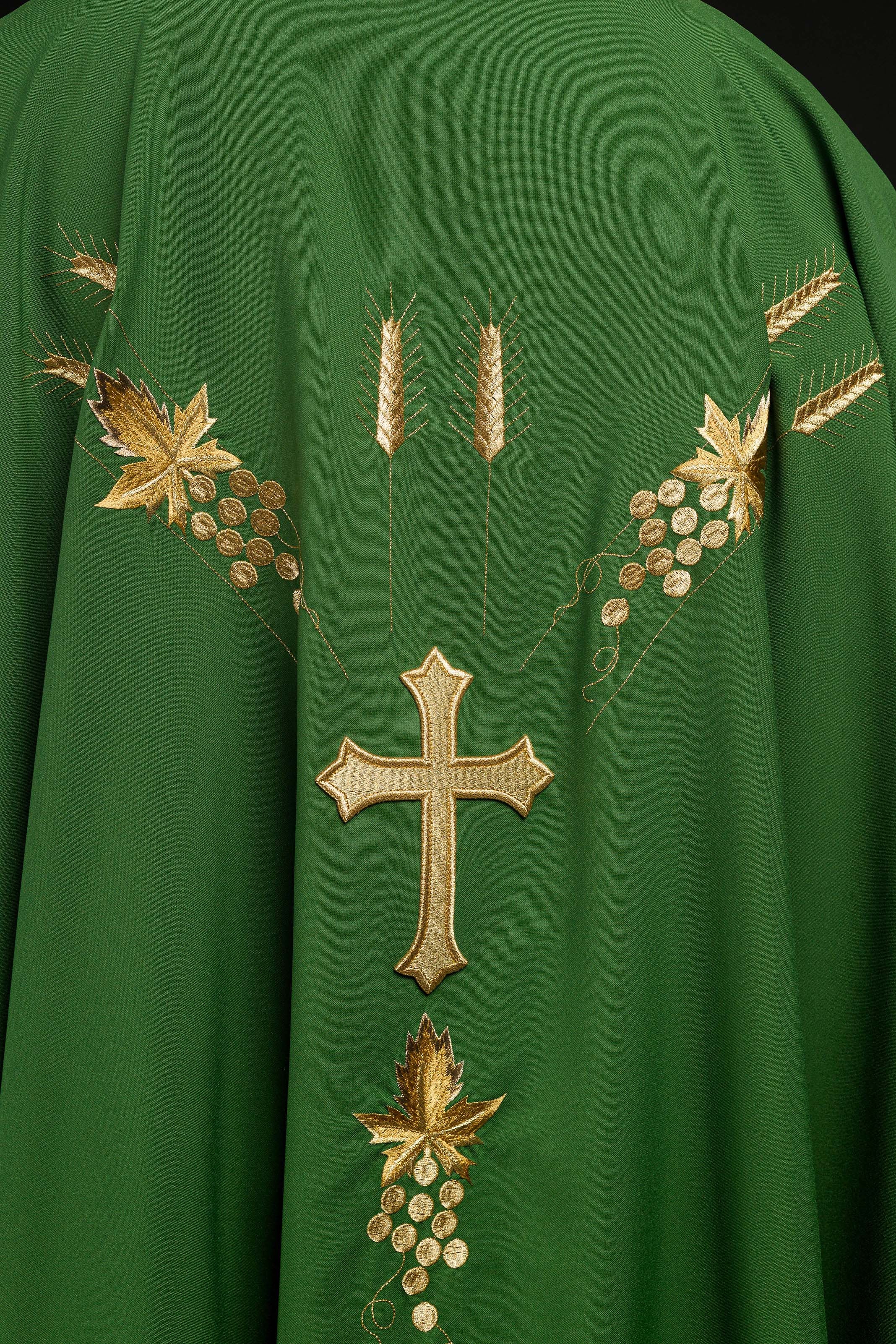 Casulla verde con bordado IHS y uvas