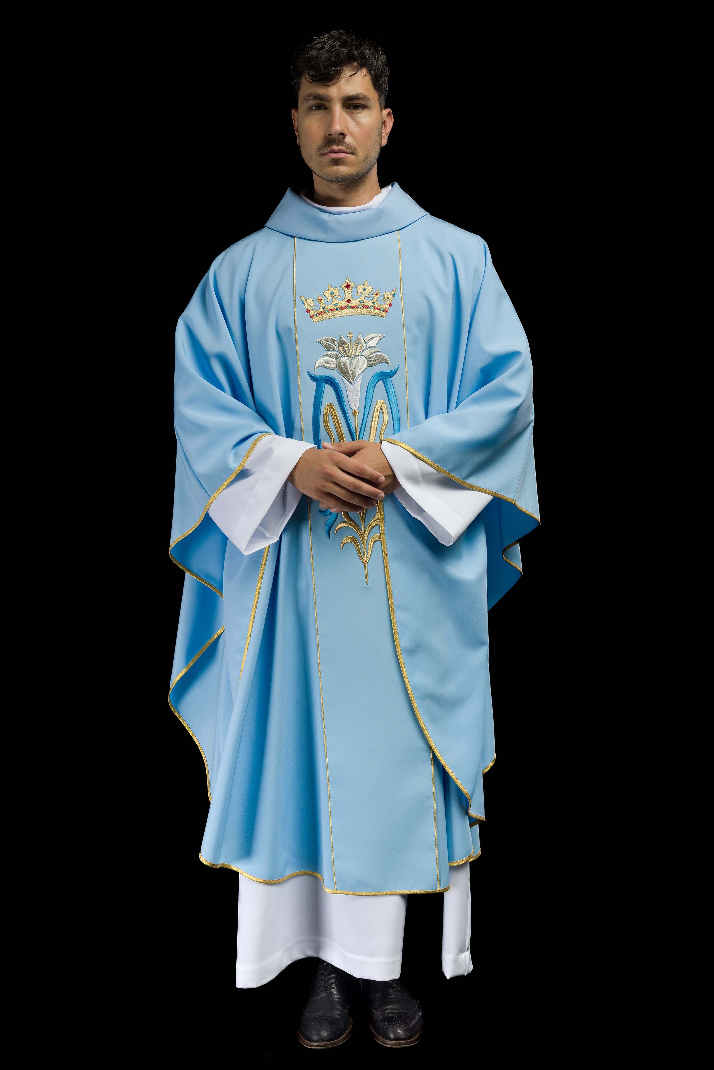 Casulla Mariana azul Con bordado Lirio y Corona