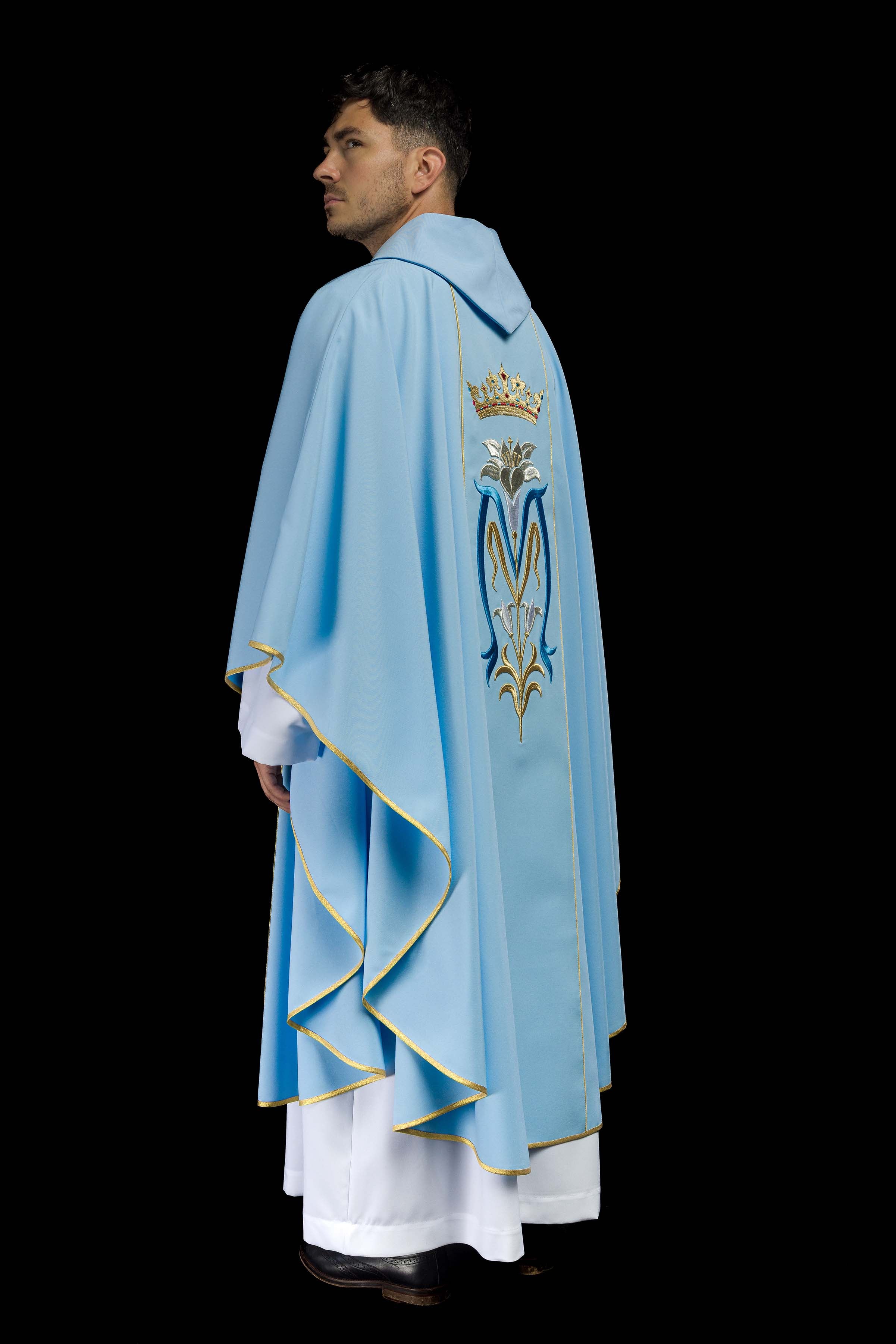 Casulla Mariana azul Con bordado Lirio y Corona