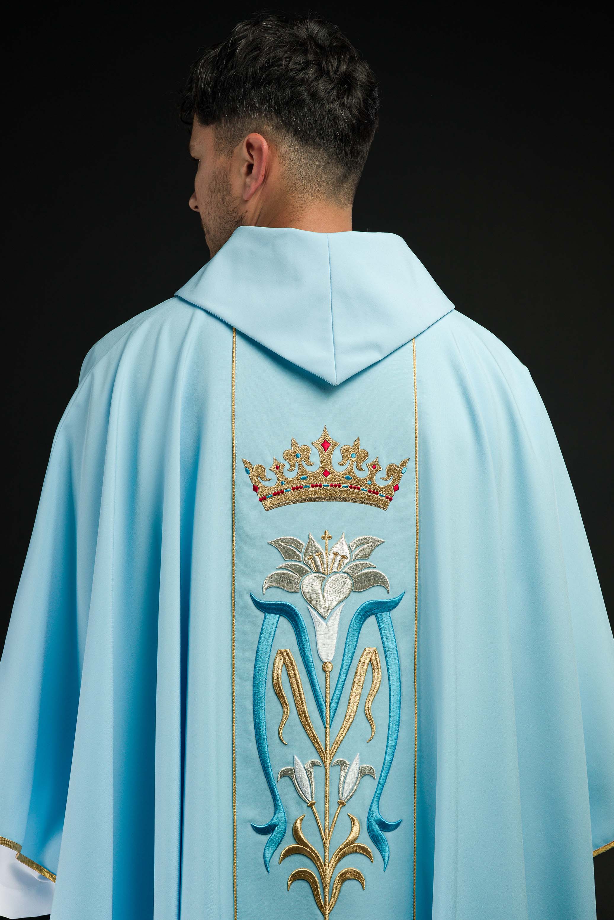 Casulla Mariana azul Con bordado Lirio y Corona