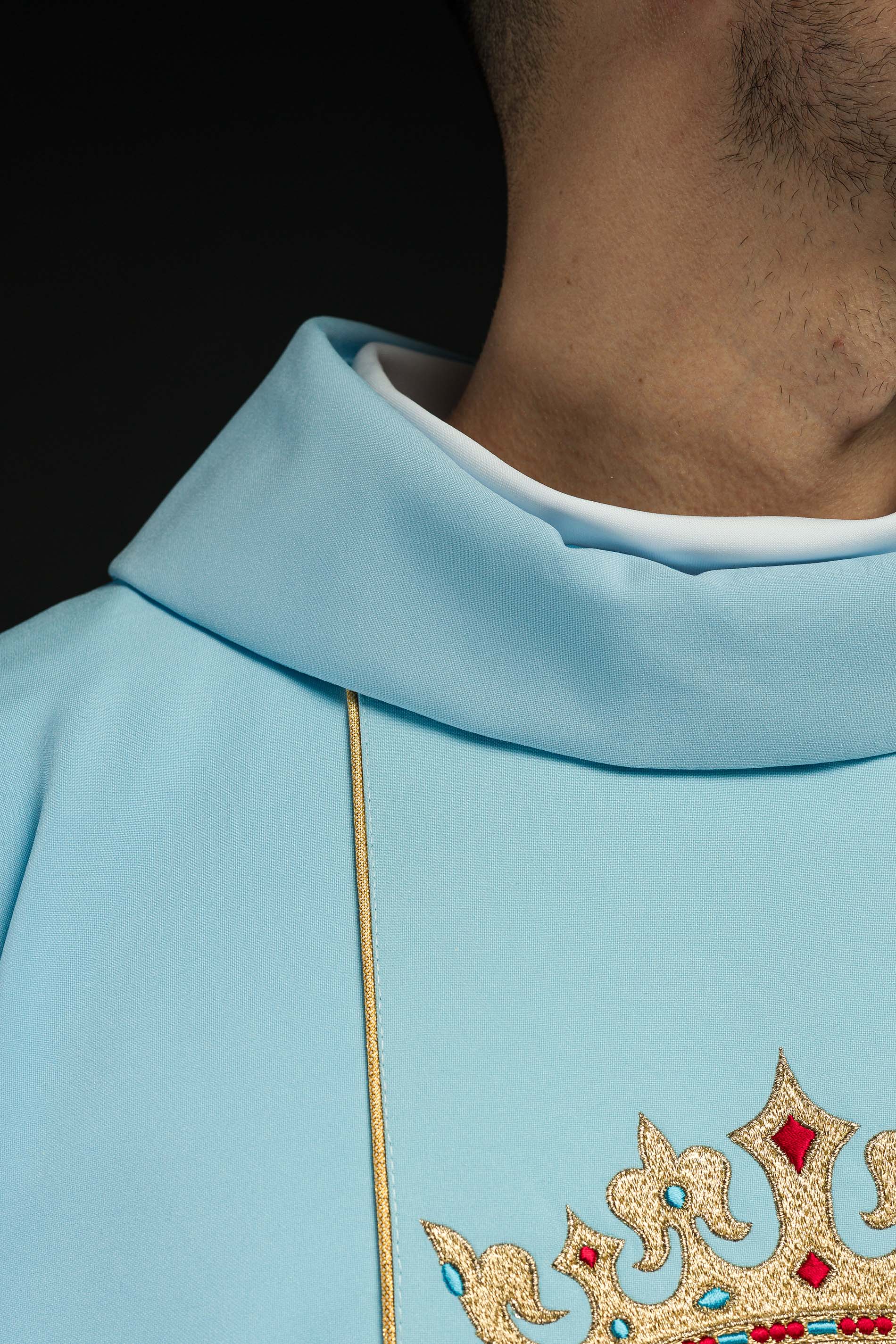 Casulla Mariana azul Con bordado Lirio y Corona