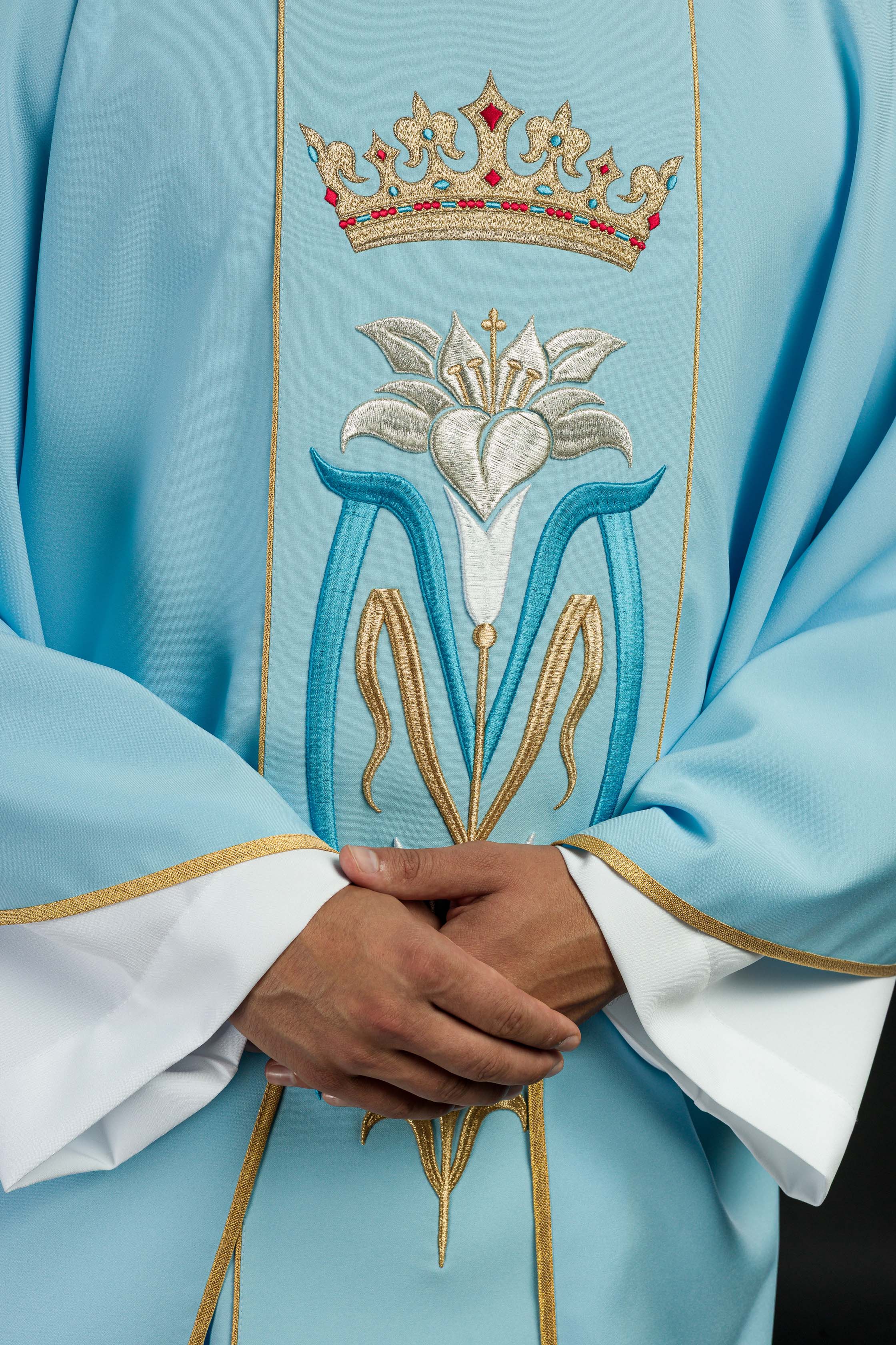 Casulla Mariana azul Con bordado Lirio y Corona