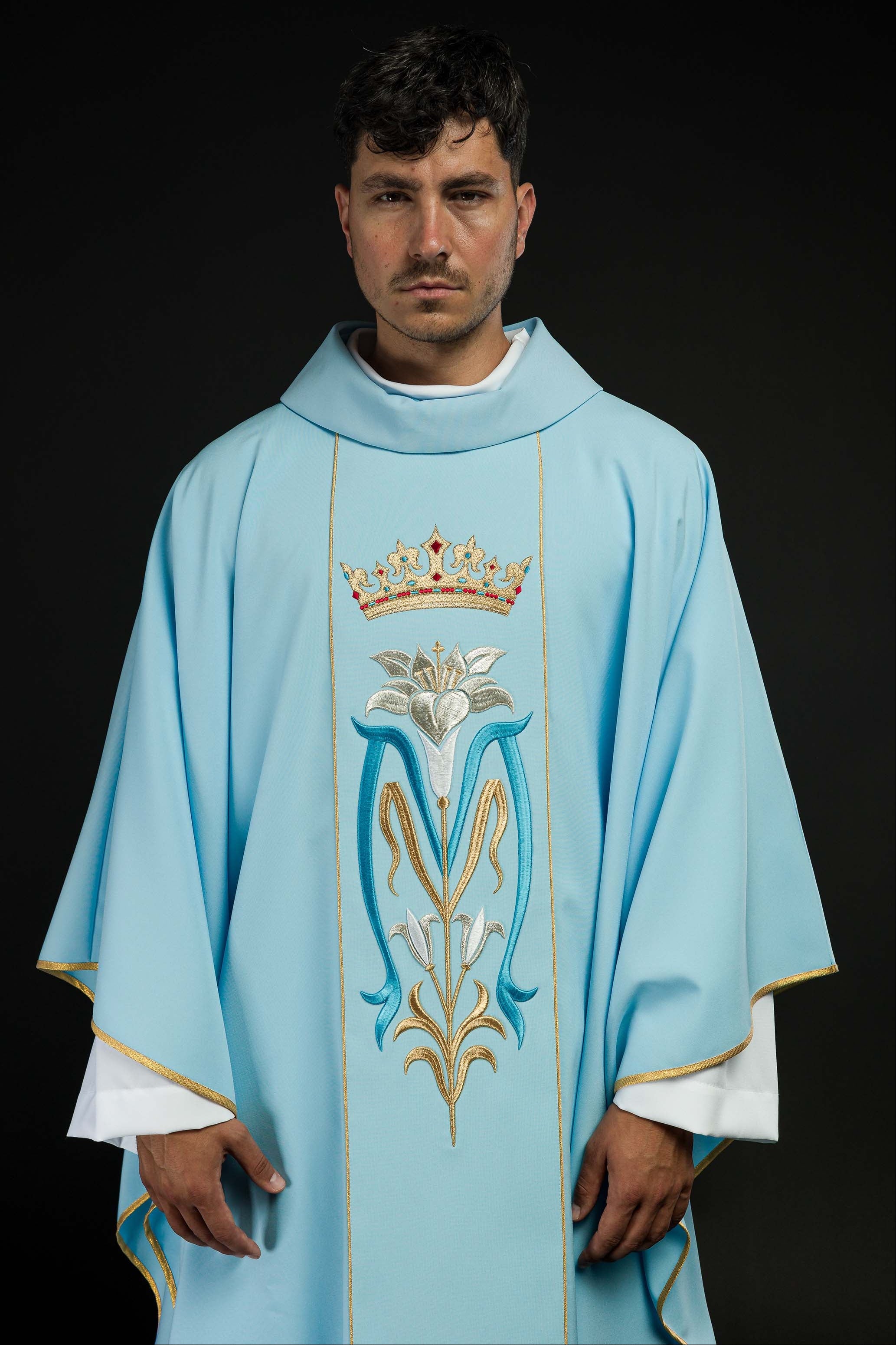 Casulla Mariana azul Con bordado Lirio y Corona