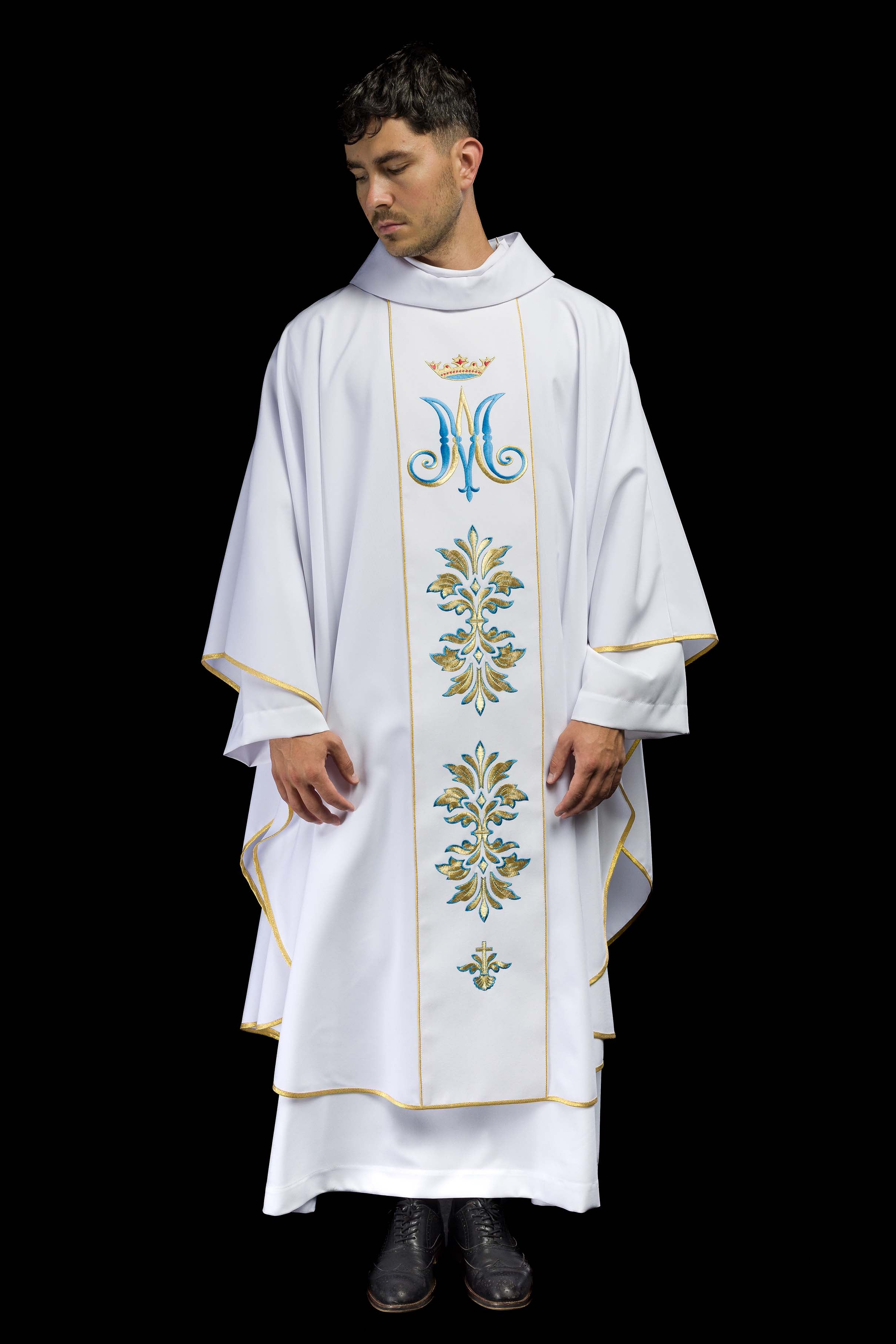 Casulla Mariana blanca Con ornamentos bordados y Corona