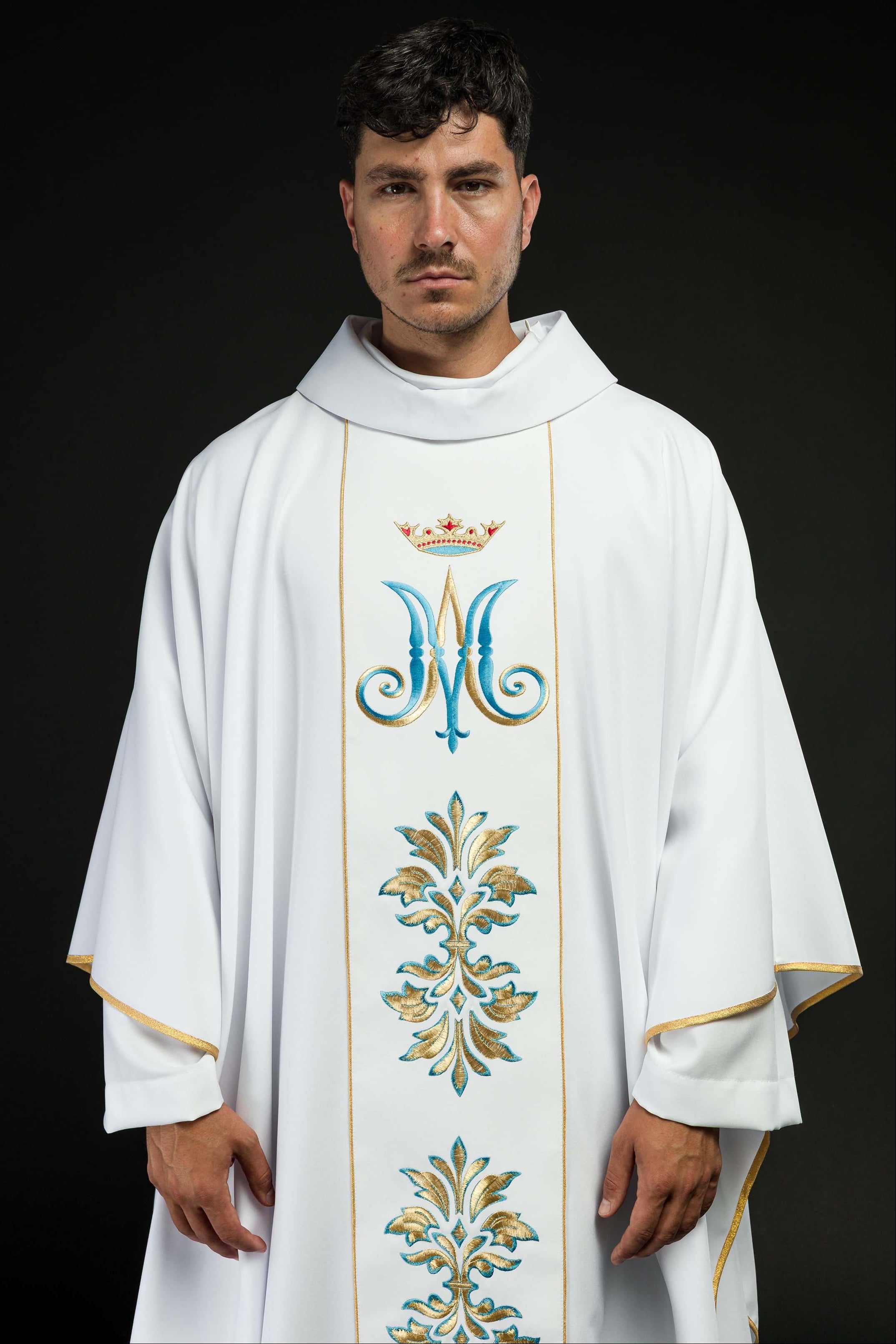 Casulla Mariana blanca Con ornamentos bordados y Corona