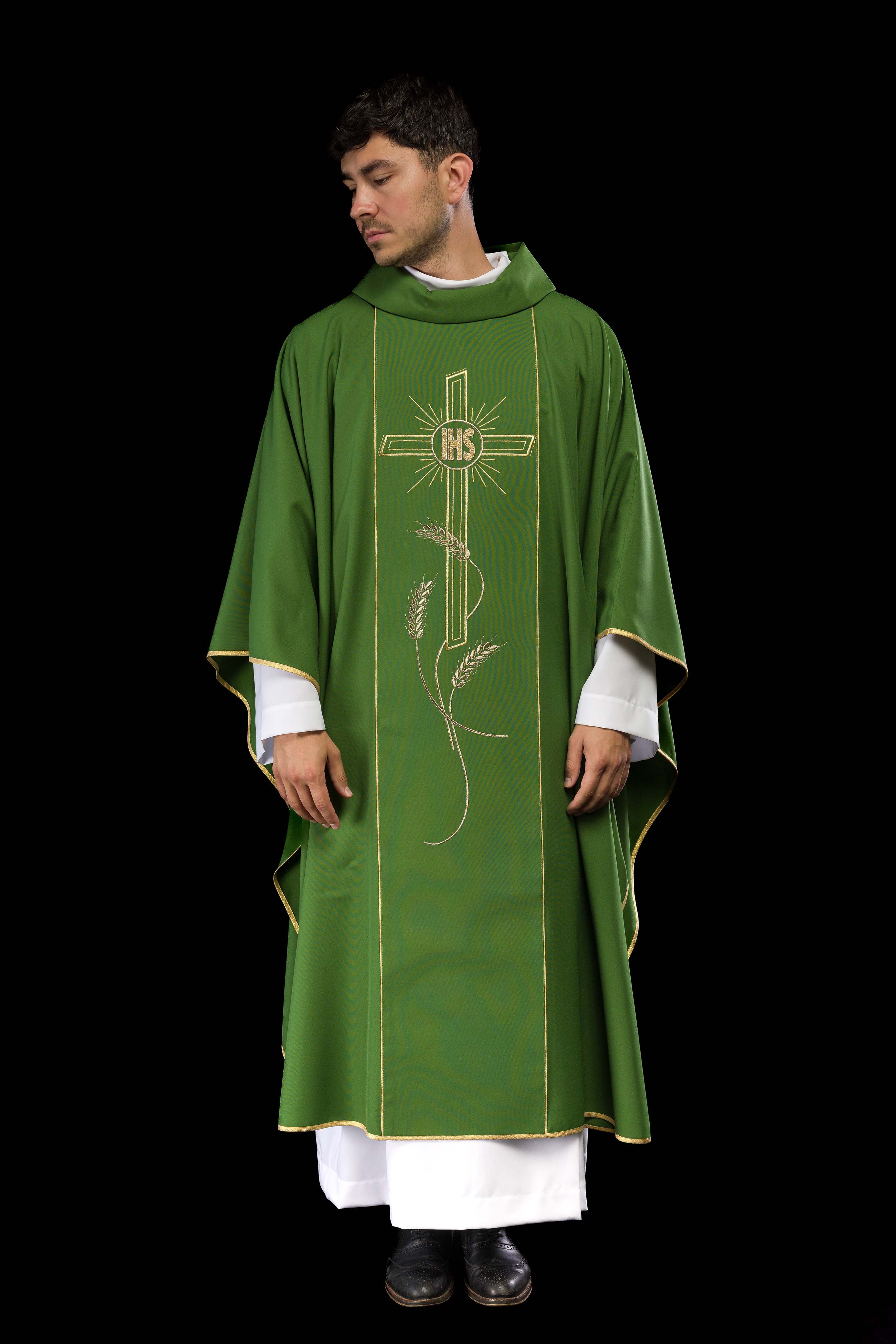 Casulla verde con bordado IHS, cruz y espigas