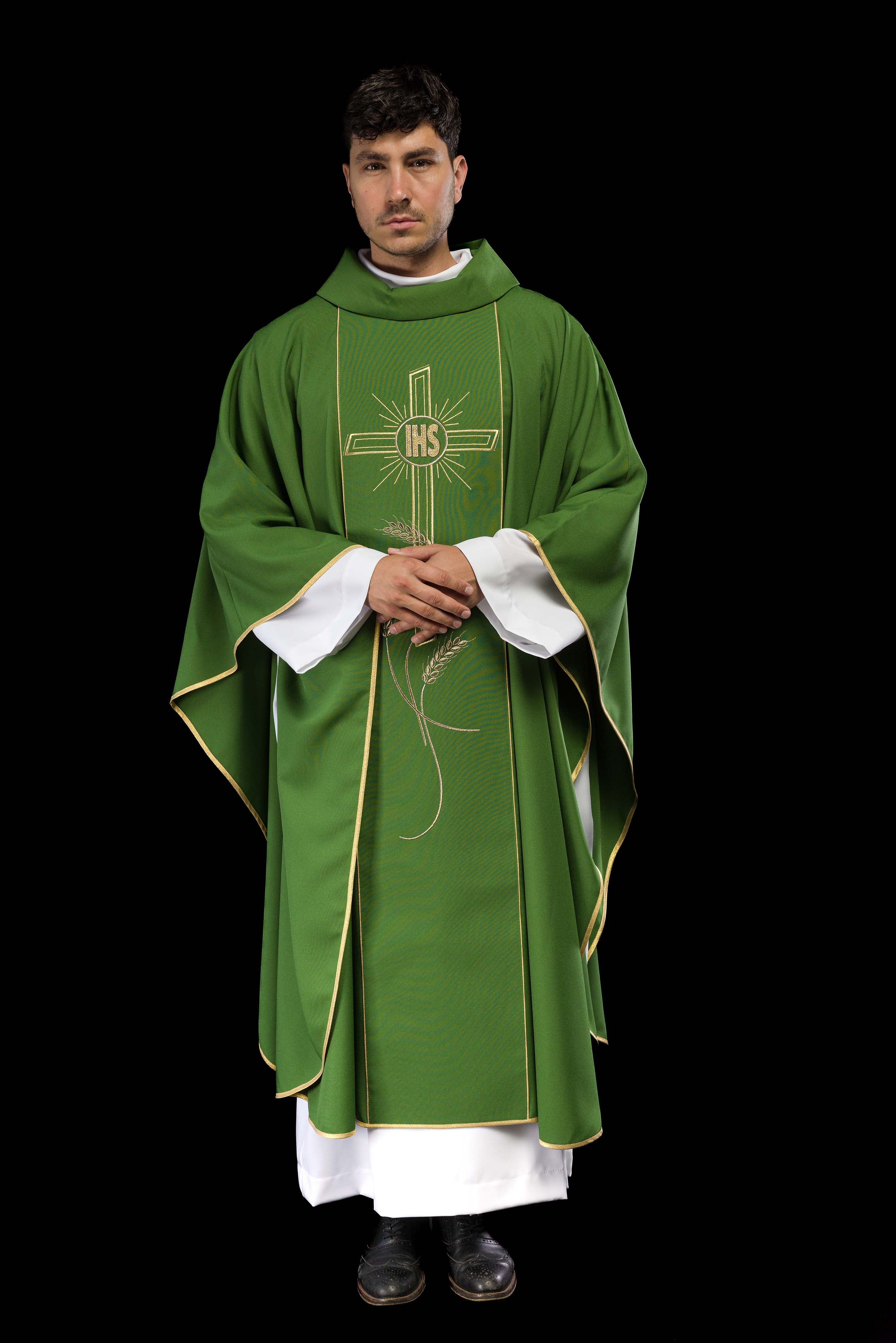 Casulla verde con bordado IHS, cruz y espigas
