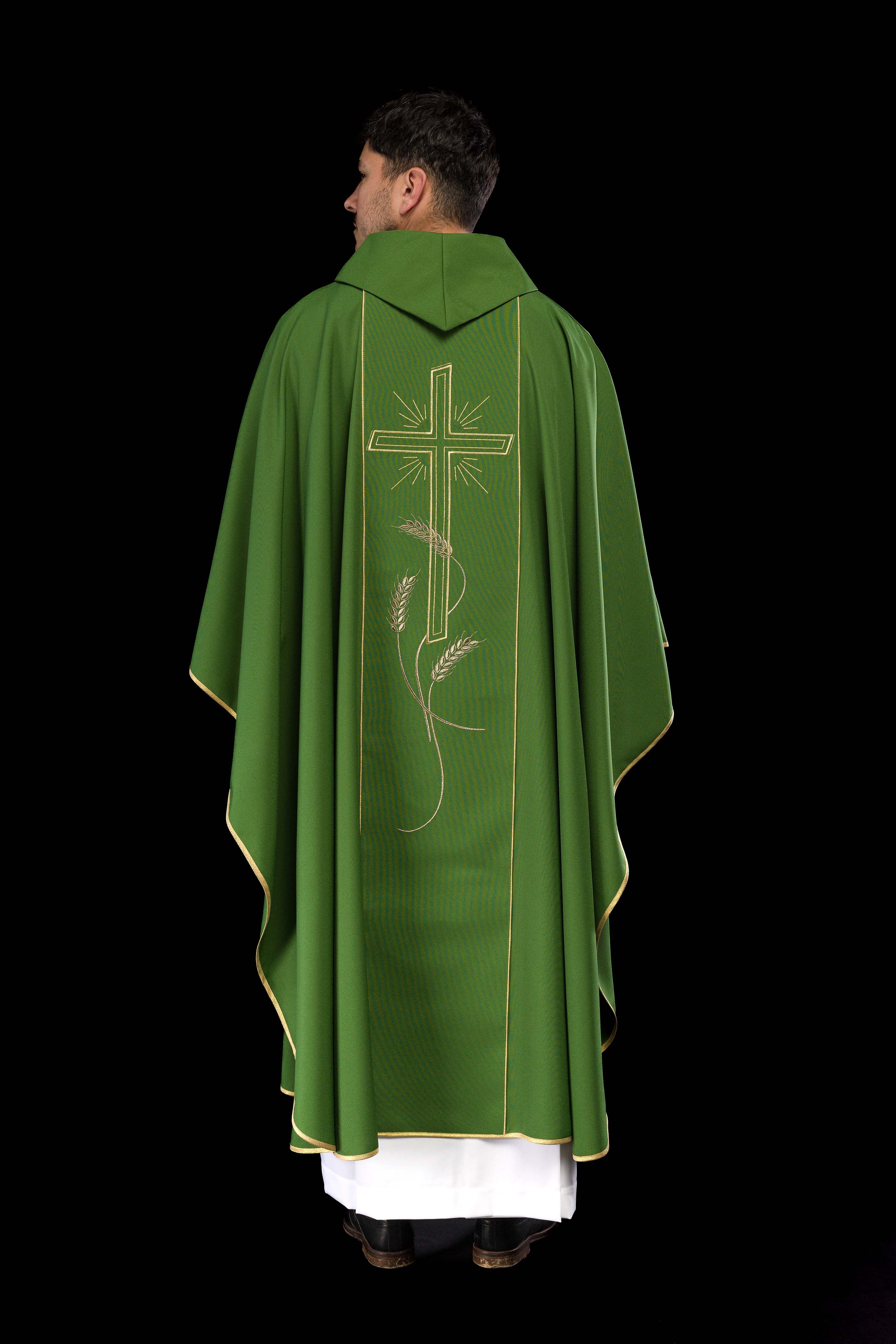Casulla verde con bordado IHS, cruz y espigas