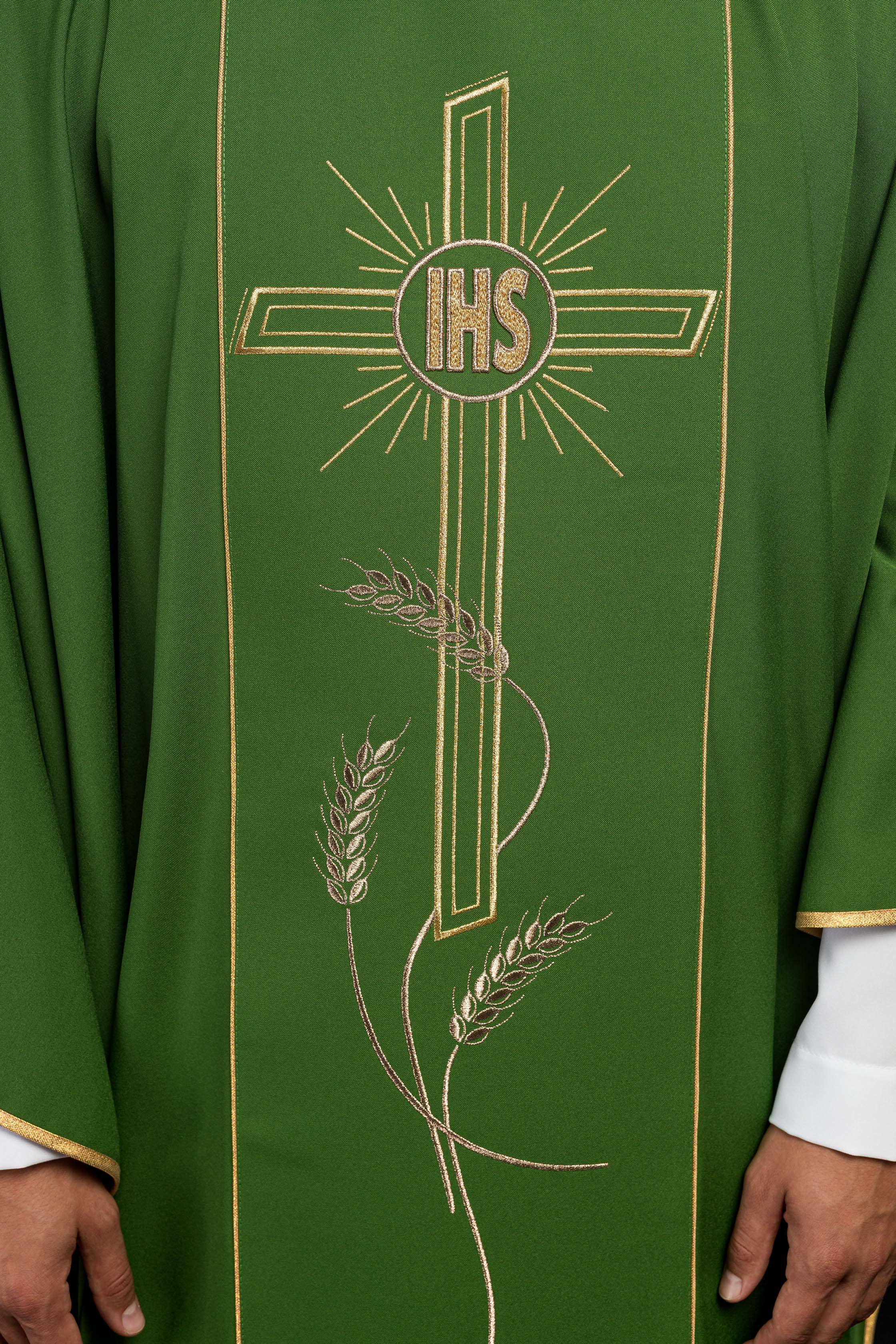 Casulla verde con bordado IHS, cruz y espigas