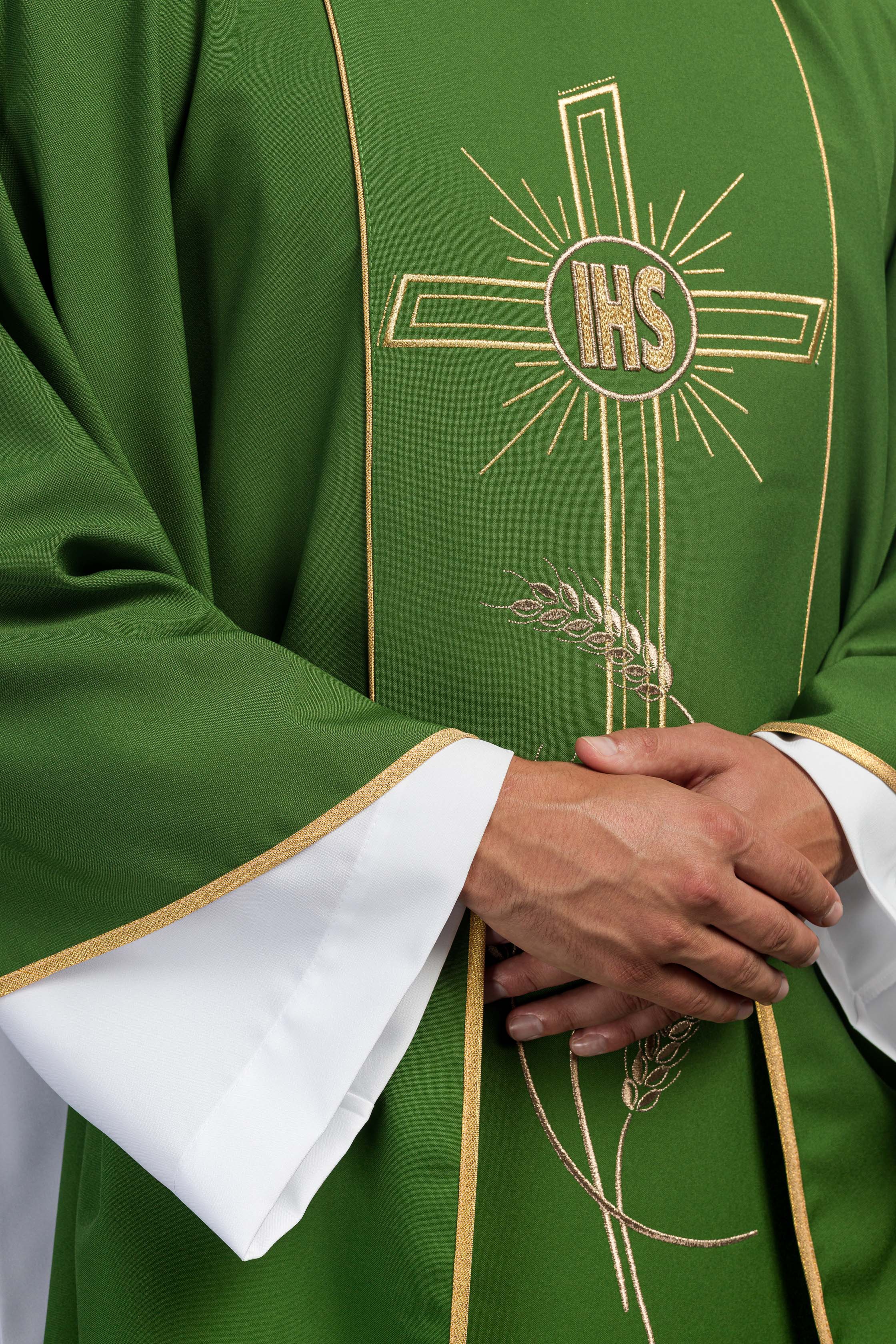 Casulla verde con bordado IHS, cruz y espigas