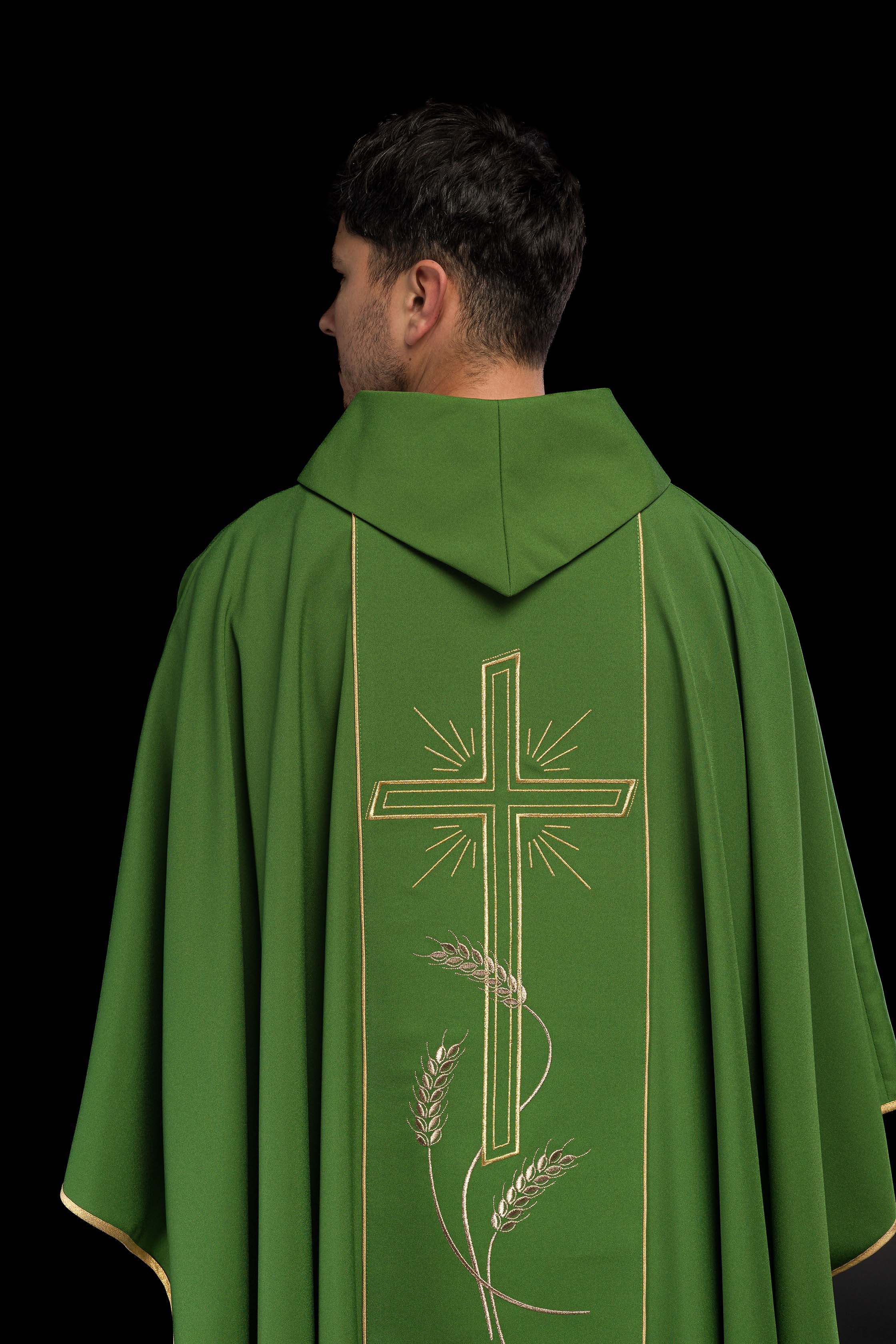 Casulla verde con bordado IHS, cruz y espigas