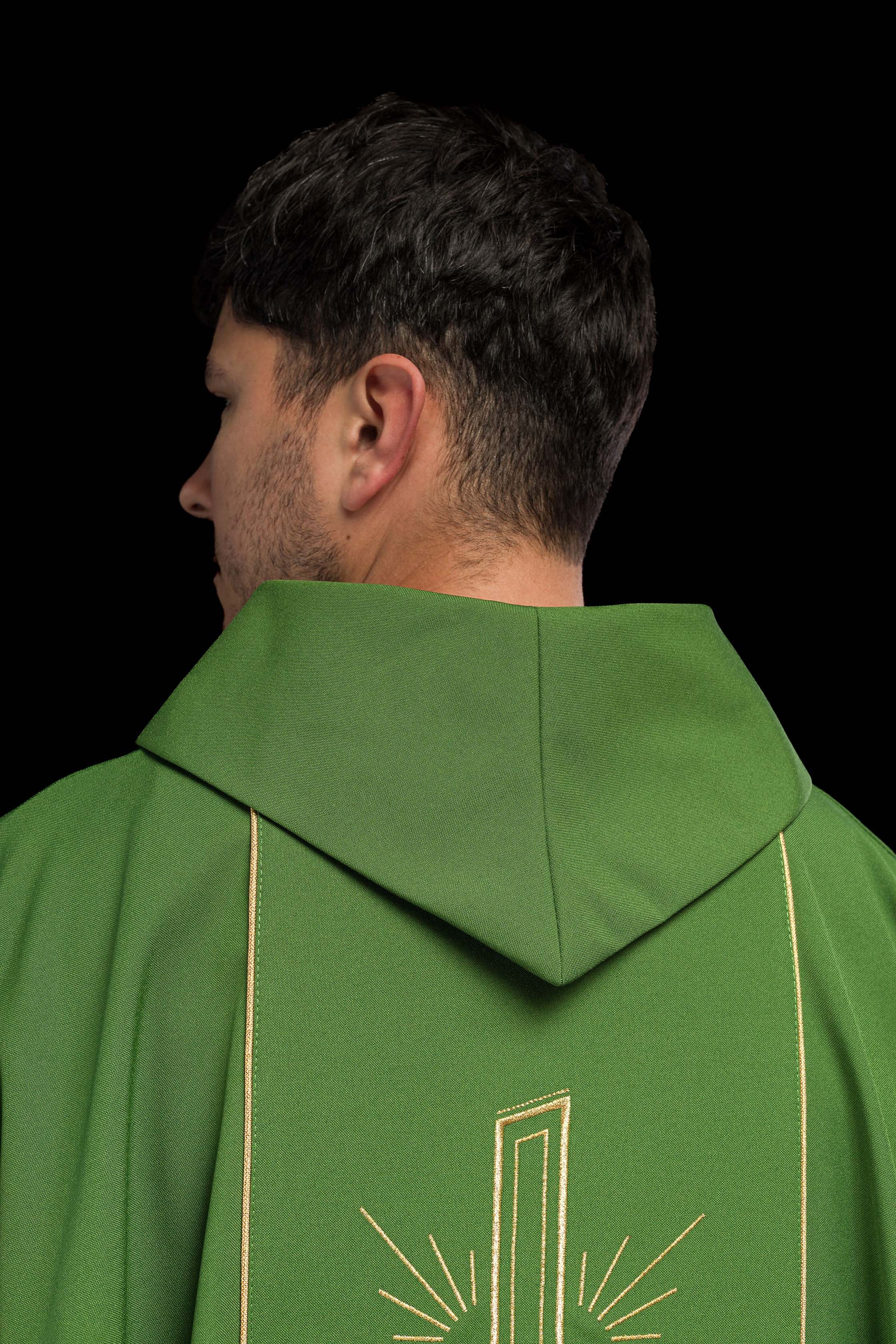 Casulla verde con bordado IHS, cruz y espigas