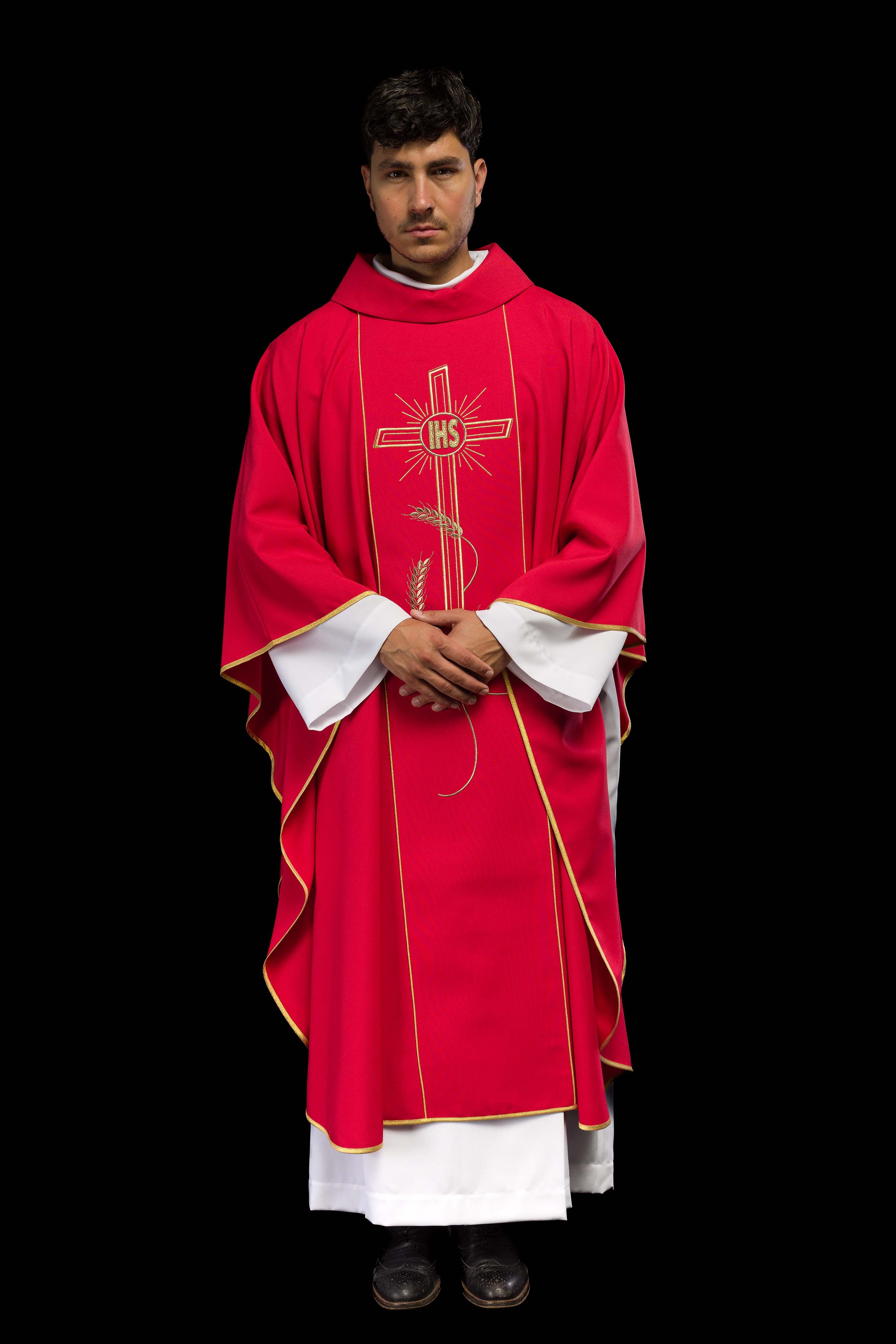 Casulla roja con bordado IHS, cruz y espigas