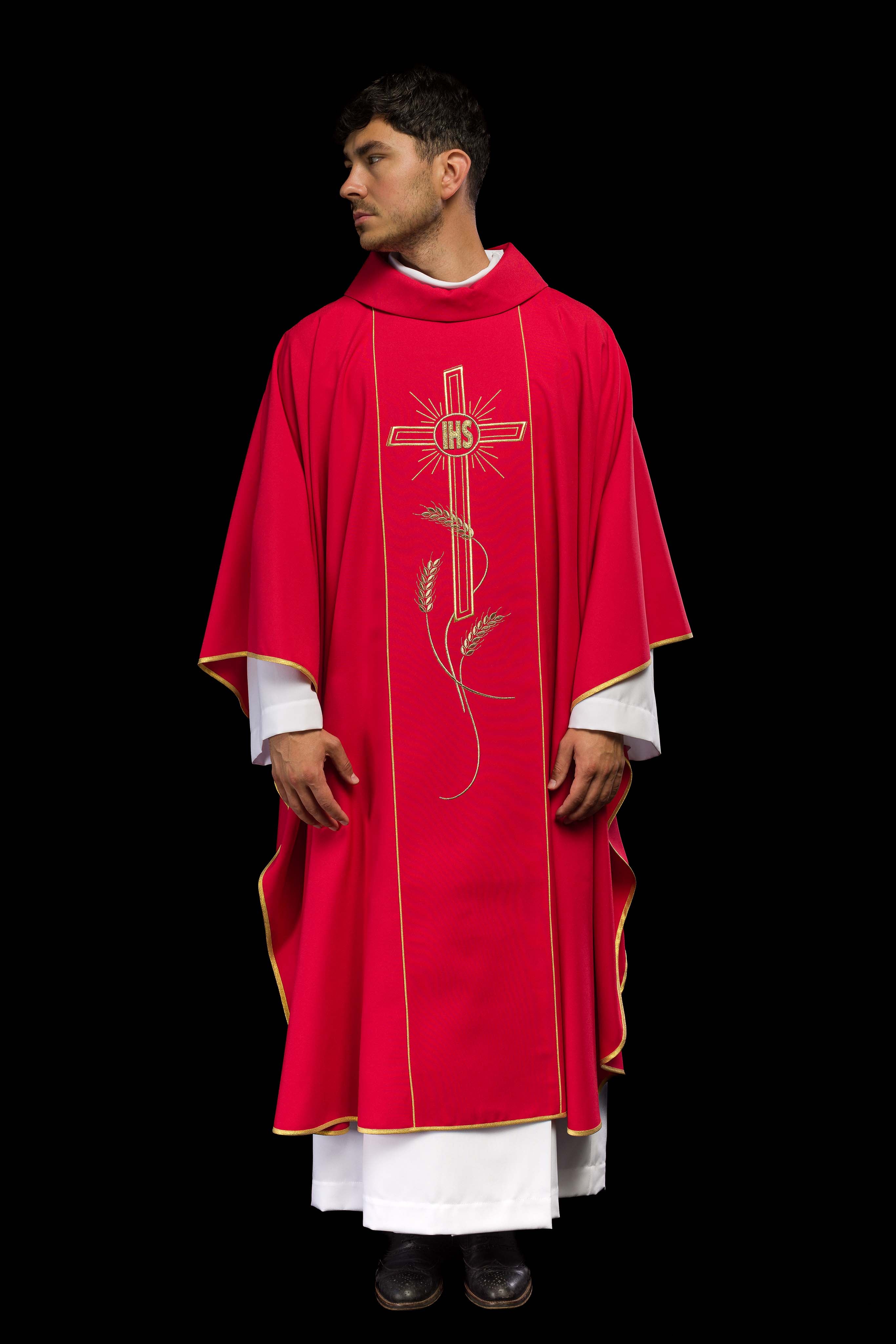 Casulla roja con bordado IHS, cruz y espigas
