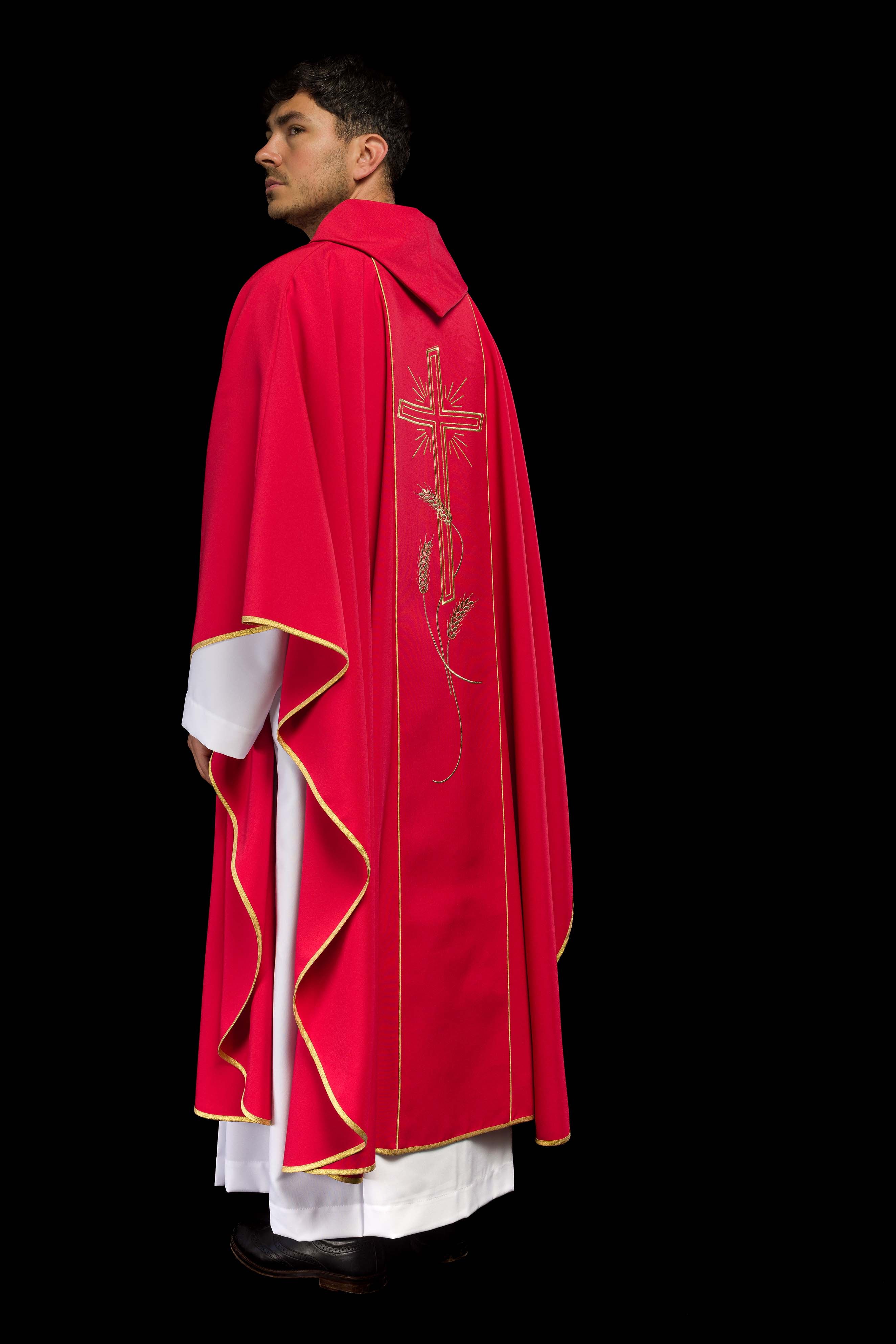Casulla roja con bordado IHS, cruz y espigas