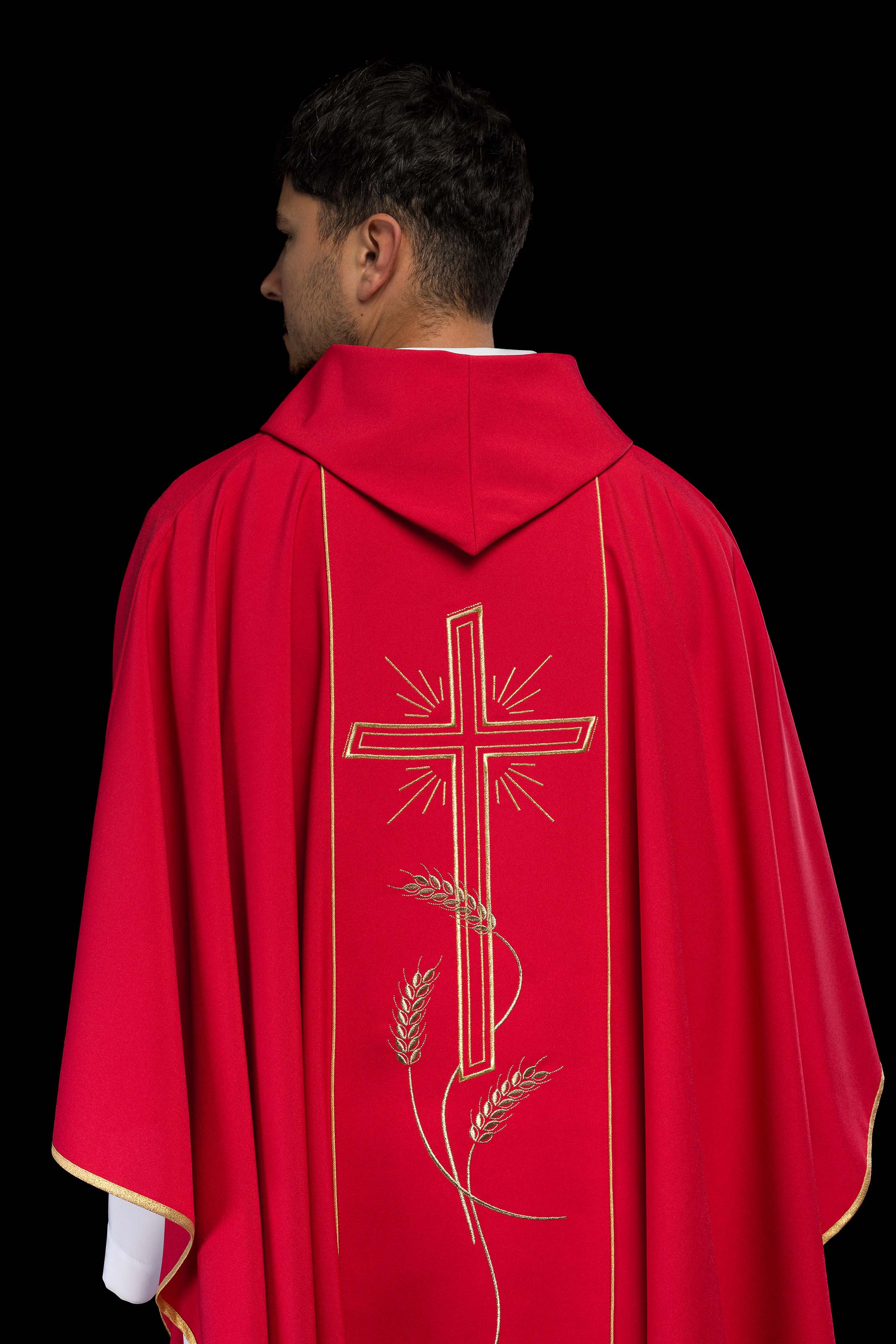 Casulla roja con bordado IHS, cruz y espigas