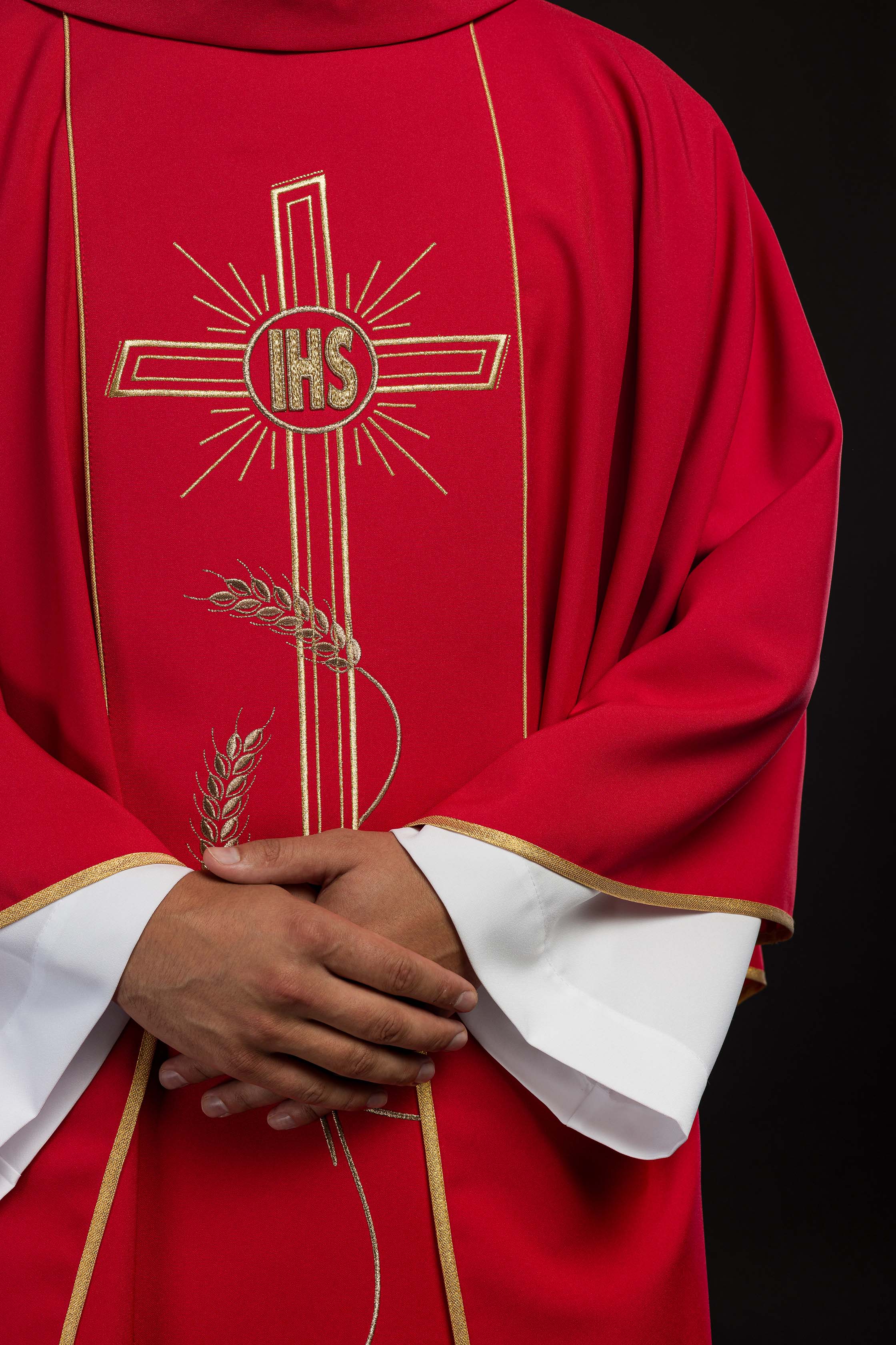 Casulla roja con bordado IHS, cruz y espigas