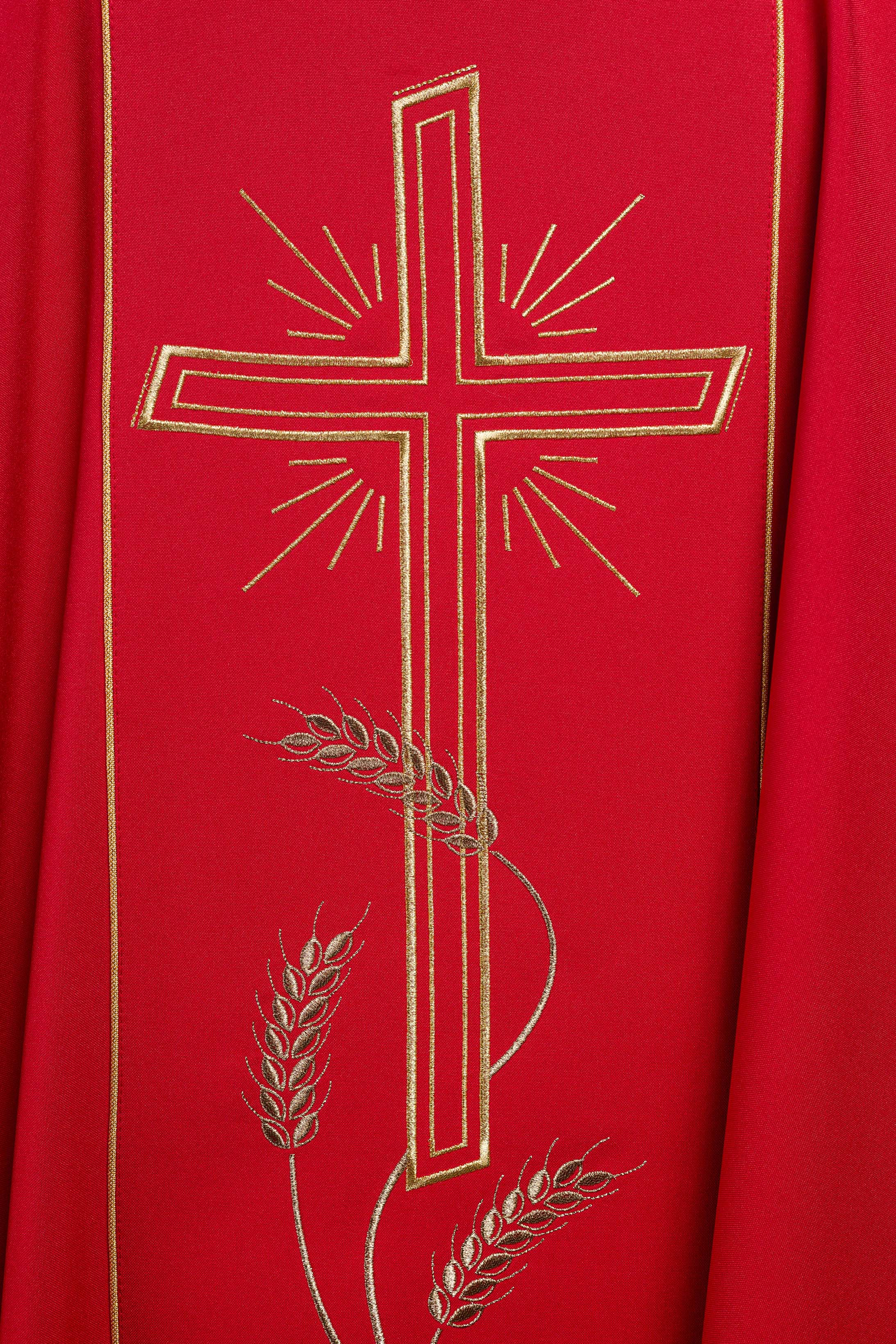 Casulla roja con bordado IHS, cruz y espigas