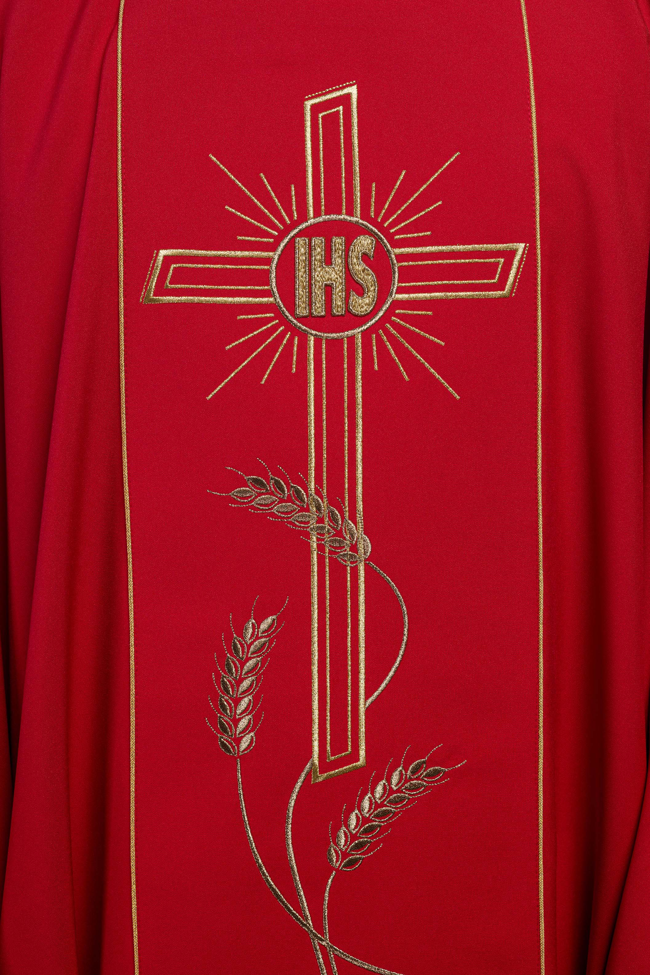 Casulla roja con bordado IHS, cruz y espigas