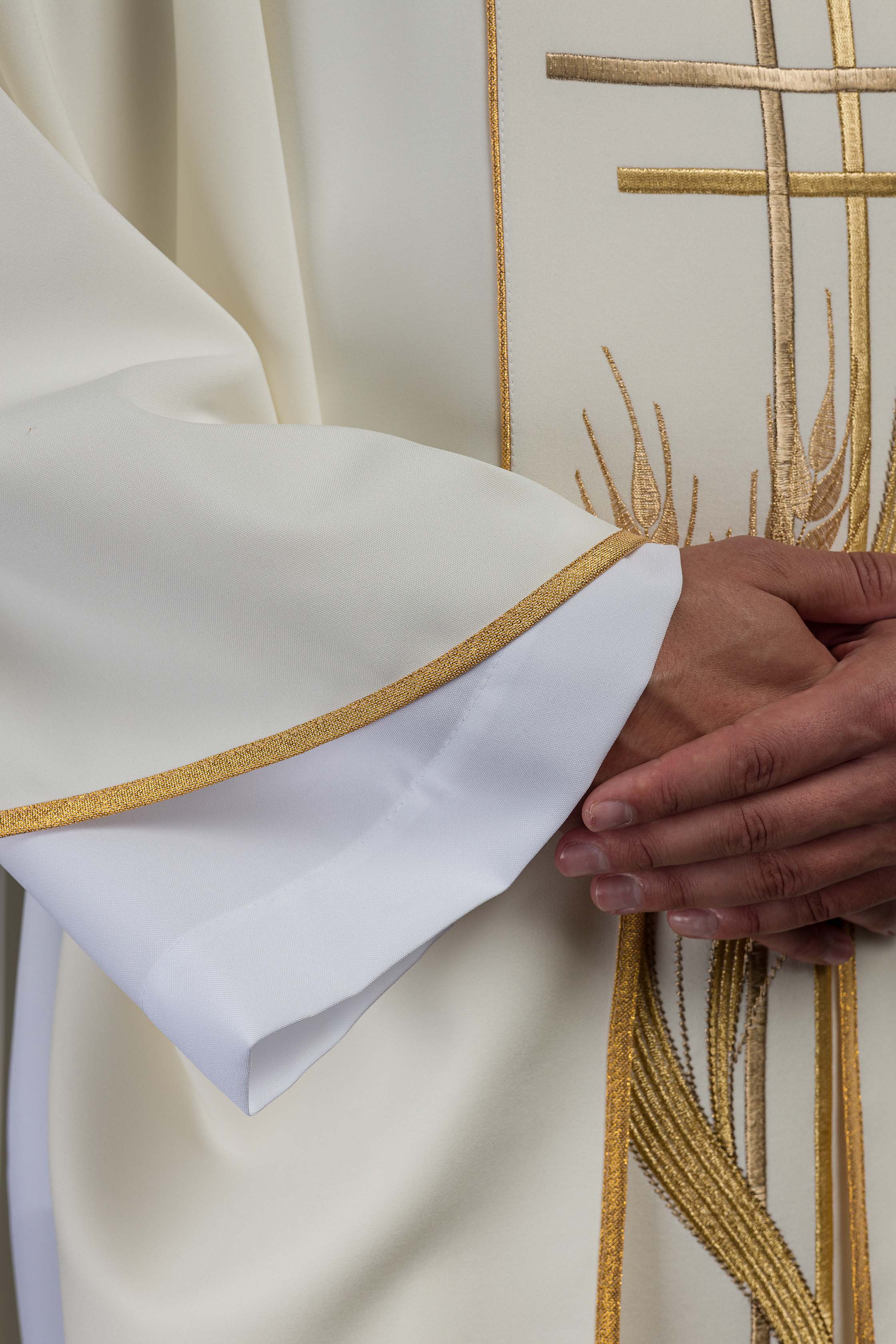 Casulla marfil con bordado Cruz y Espigas