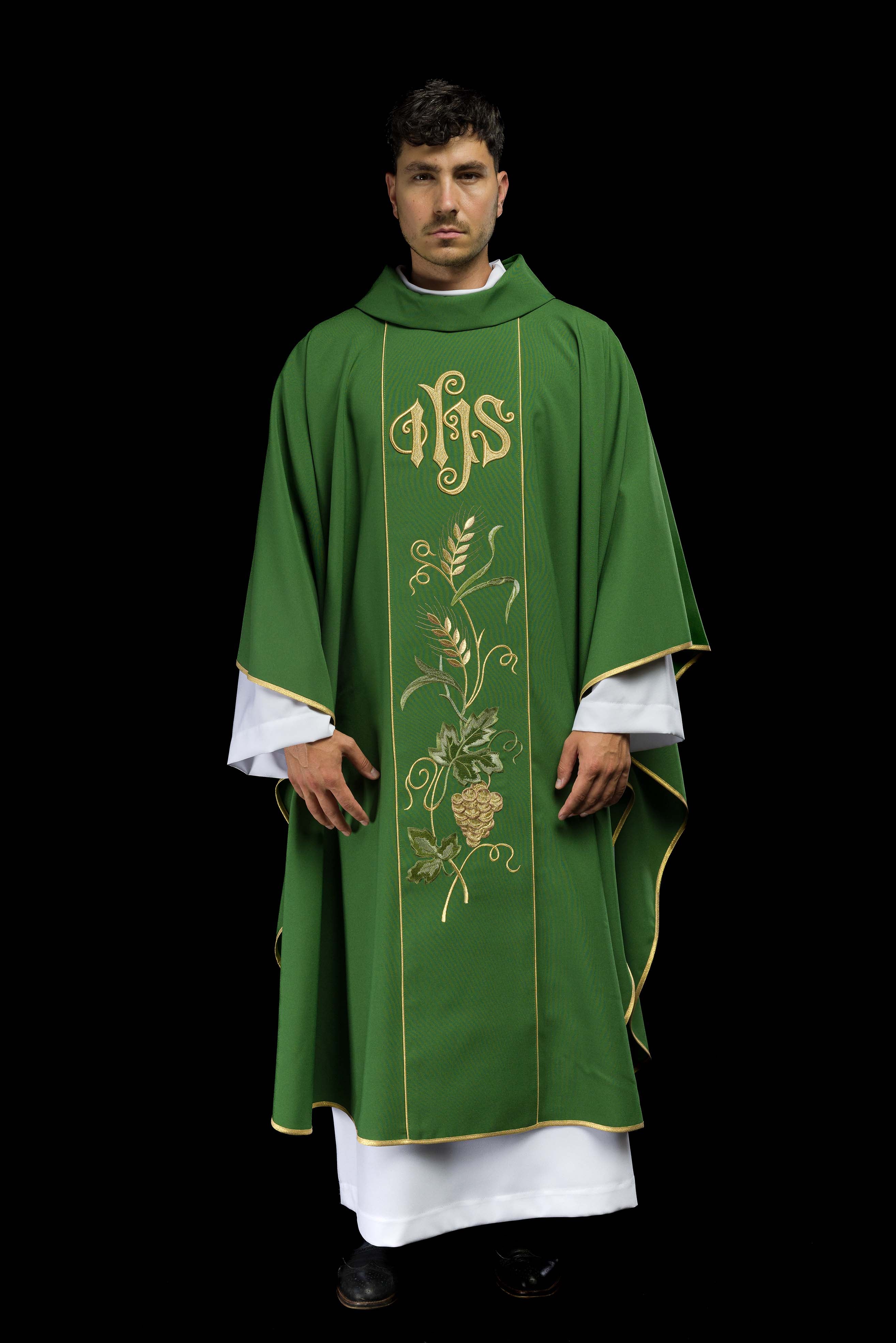 Casulla verde con bordado IHS, uvas y espigas