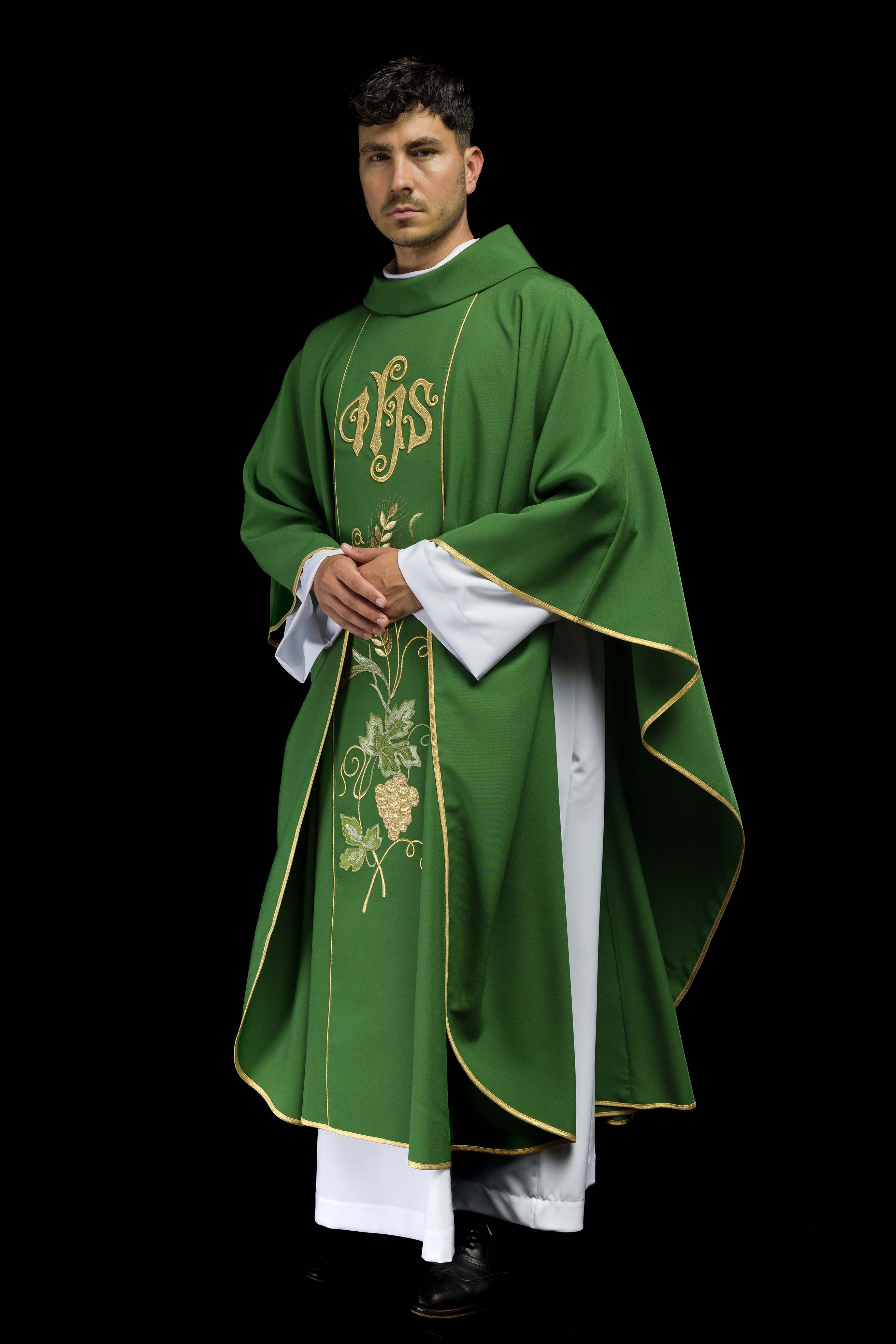 Casulla verde con bordado IHS, uvas y espigas