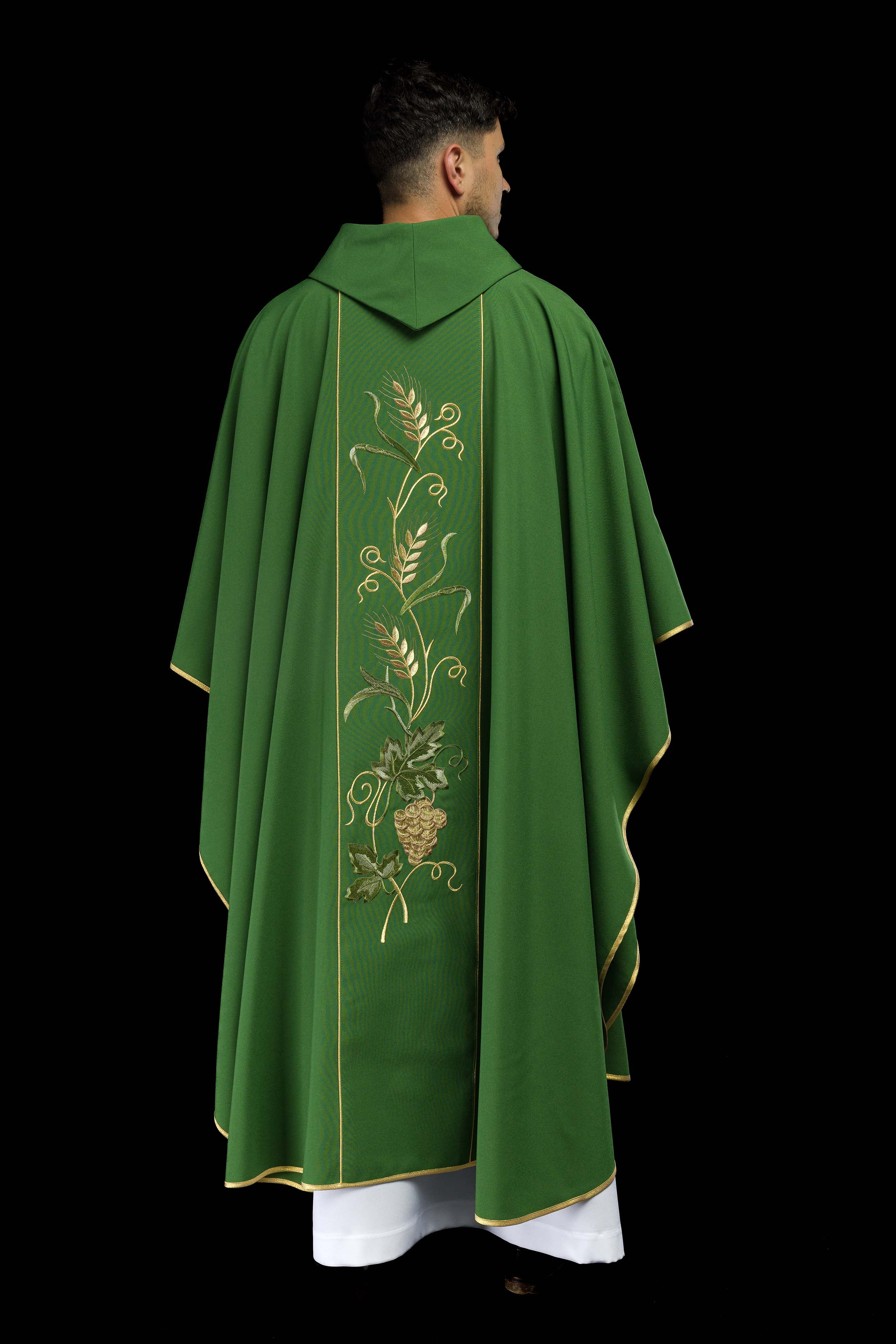 Casulla verde con bordado IHS, uvas y espigas