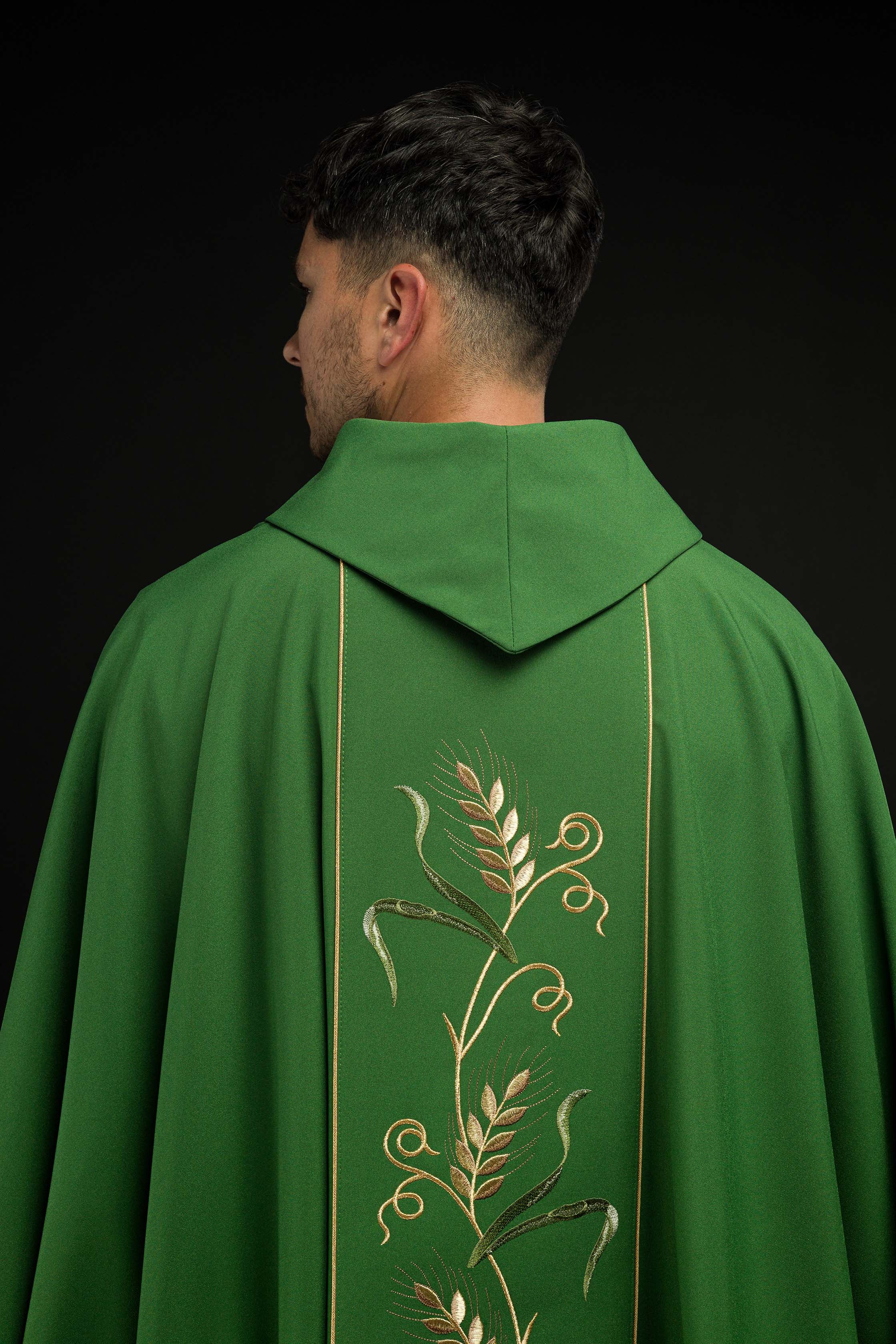 Casulla verde con bordado IHS, uvas y espigas
